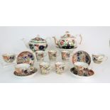 ASSORTED CHAMBERLAINS WORCESTER PATTERN 276 TEA AND COFFEE WARES comprising four tea cups, five