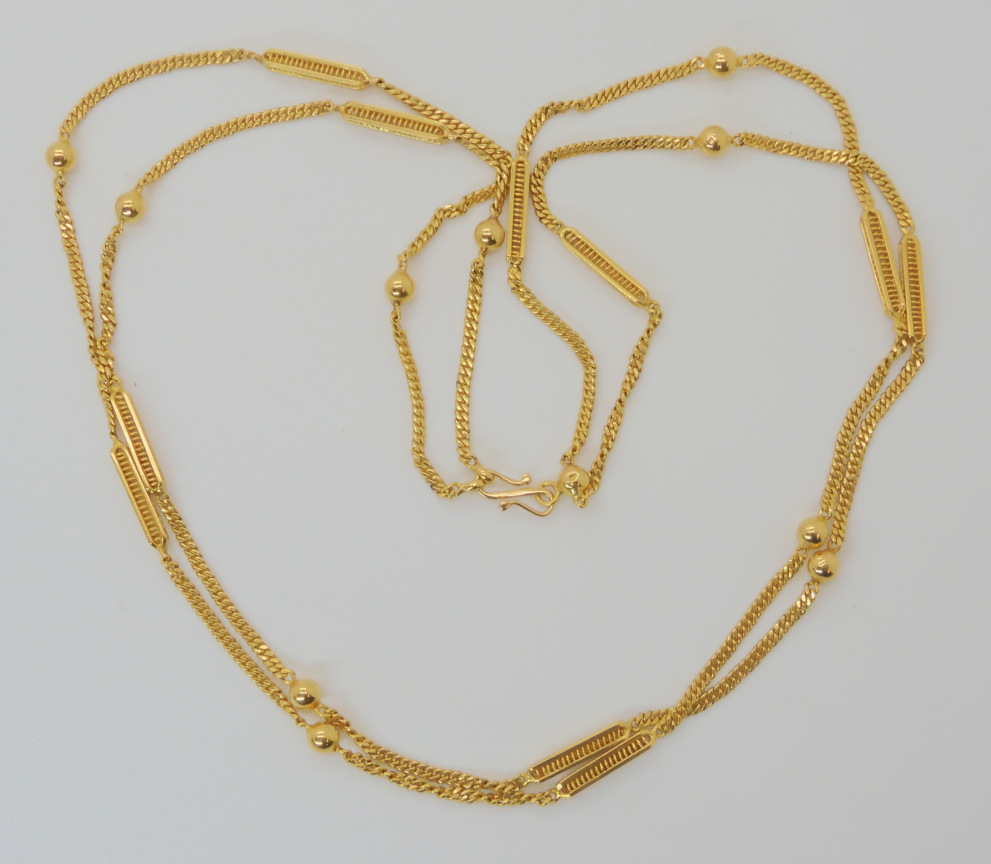 A BRIGHT YELLOW METAL DOUBLE LENGTH FANCY CHAIN with ball and fancy baton links, can be worn in - Image 2 of 2
