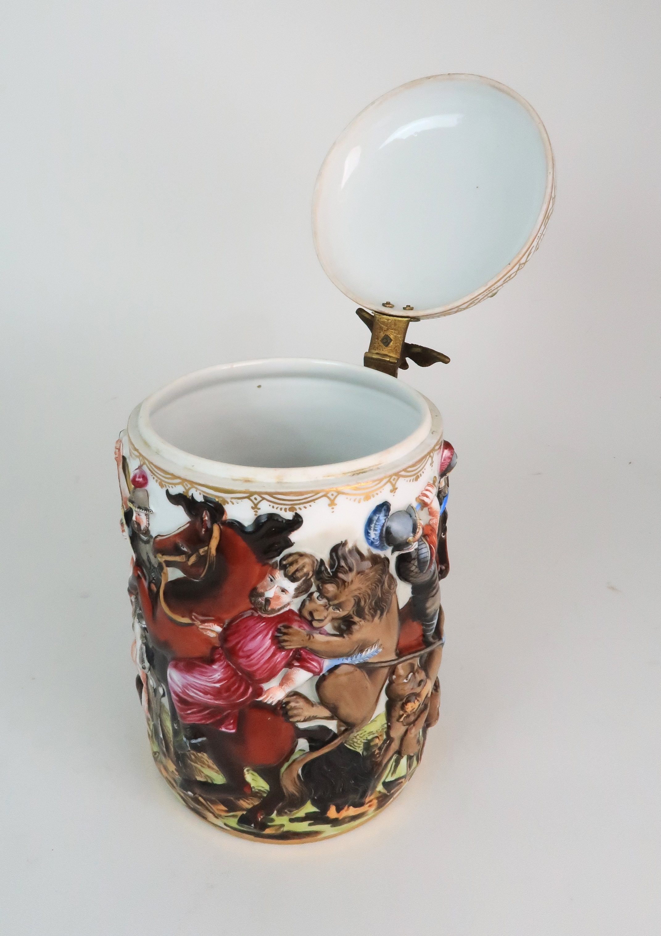 AN EARLY 20TH CENTURY HEREND TANKARD moulded and painted in relief with a battle scene, with brass - Image 5 of 10