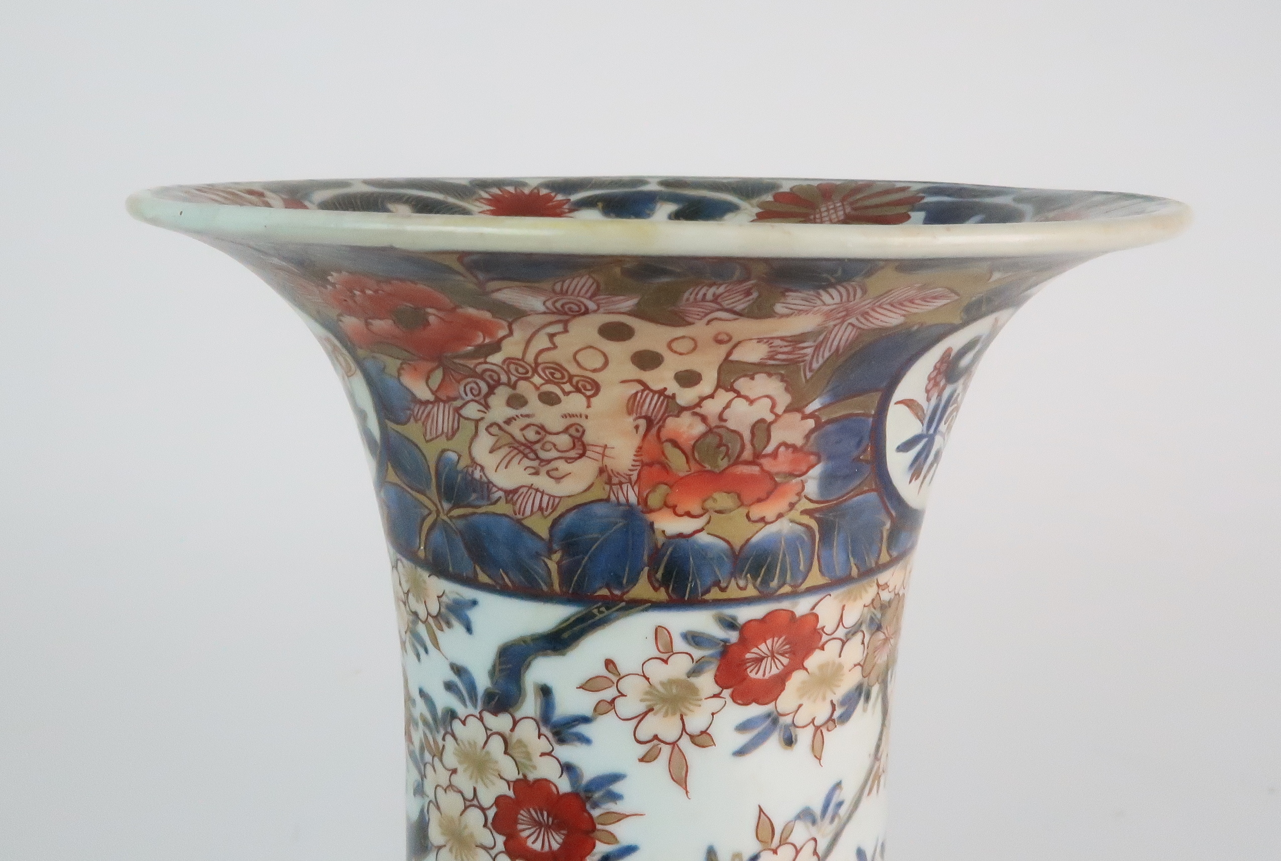 A JAPANESE IMARI FLARED CYLINDRICAL VASE painted with a building on stilts amongst flowering - Image 8 of 10