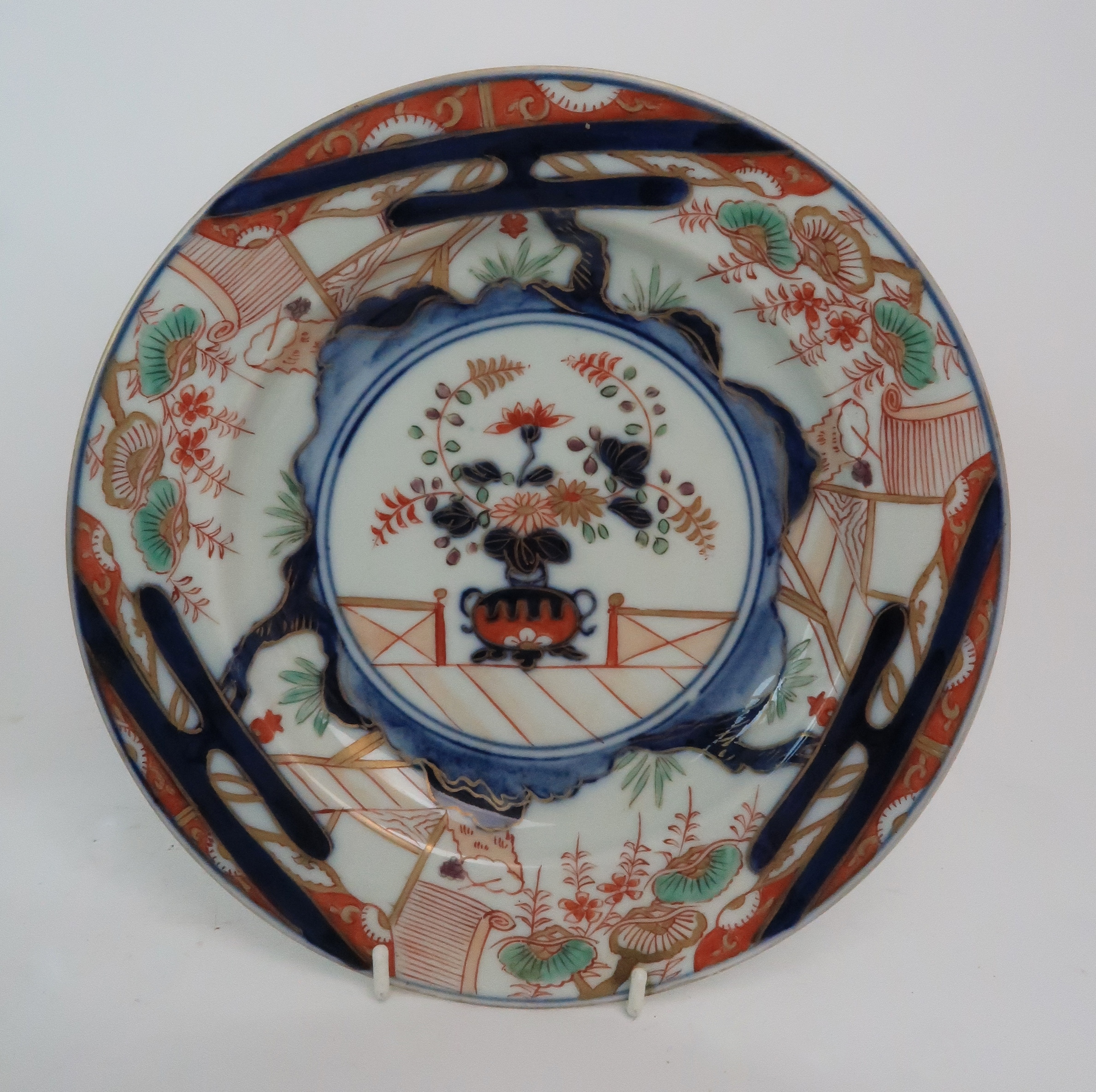 THREE CHINESE EXPORT IMARI PATTERN PLATES painted with vases of flowers and a landscape, 23 and 23. - Image 2 of 16