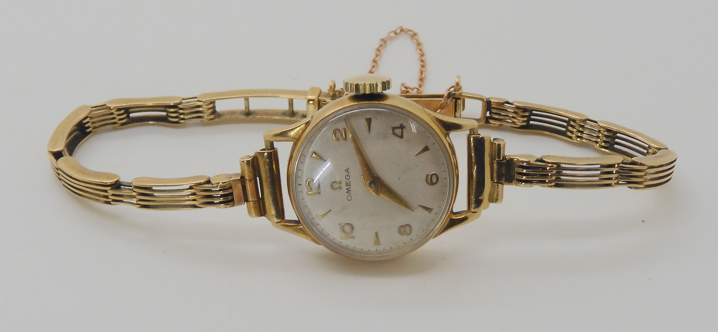 A 9CT GOLD LADIES VINTAGE OMEGA WRISTWATCH with a cream dial with gold coloured Arabic and chevron - Bild 3 aus 5