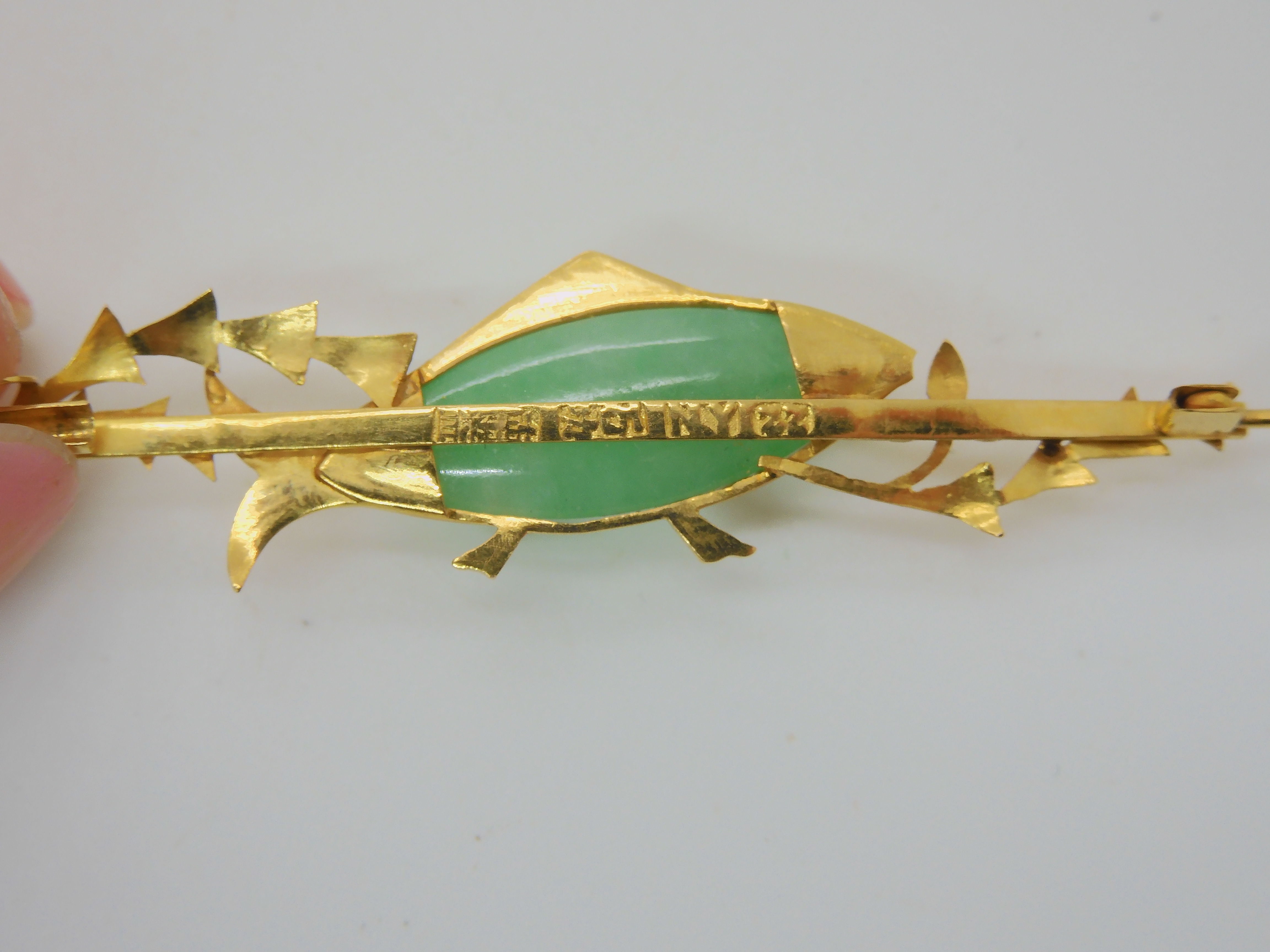 A 22CT GOLD GREEN HARDSTONE FISH BROOCH depicting a fish among pond weeds, length 5cm x 1.2cm, - Image 3 of 3