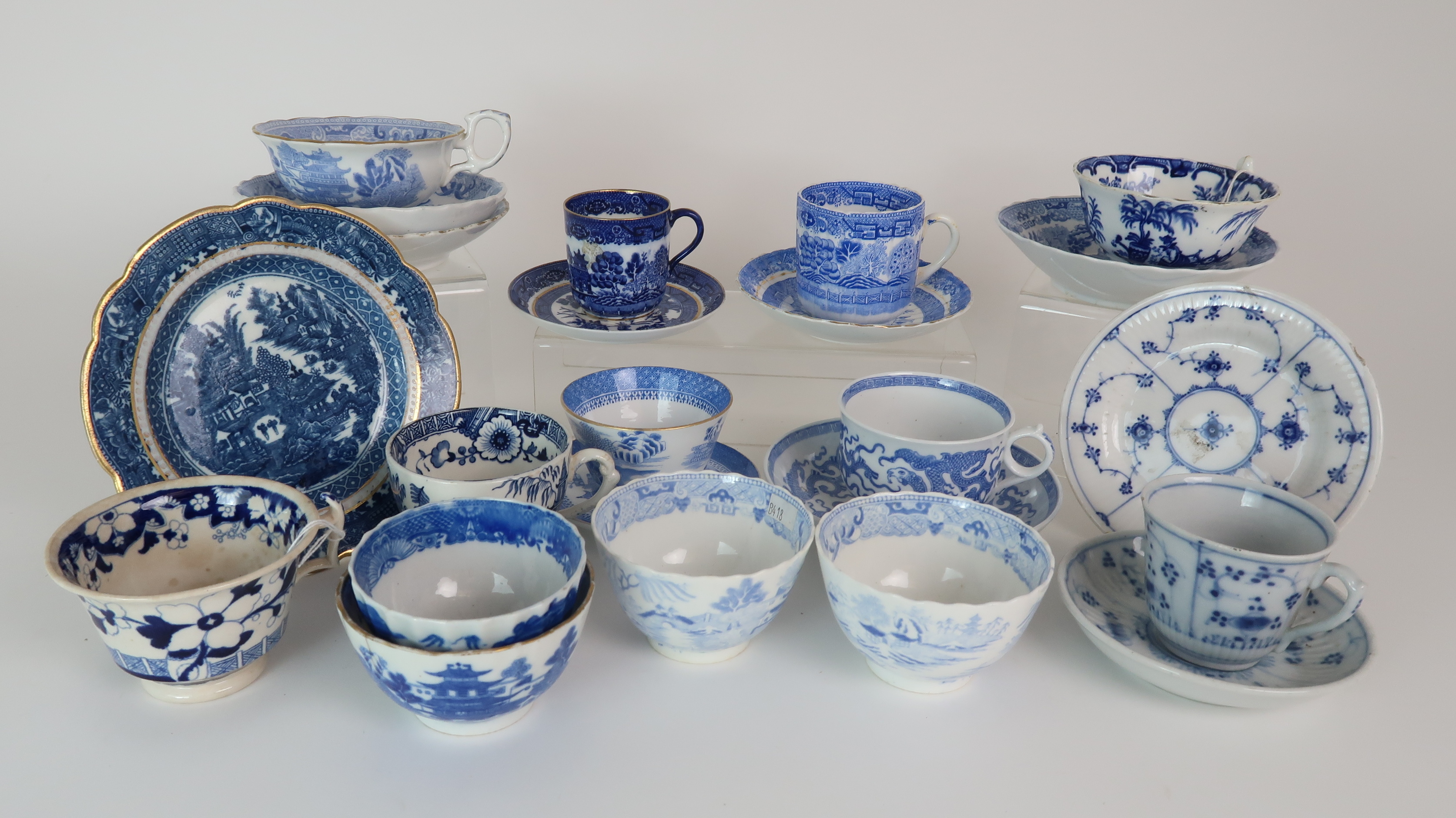 A COLLECTION OF ANTIQUE AND LATER ENGLISH BLUE AND WHITE PORCELAIN TEA/COFFEE WARES including - Image 13 of 20