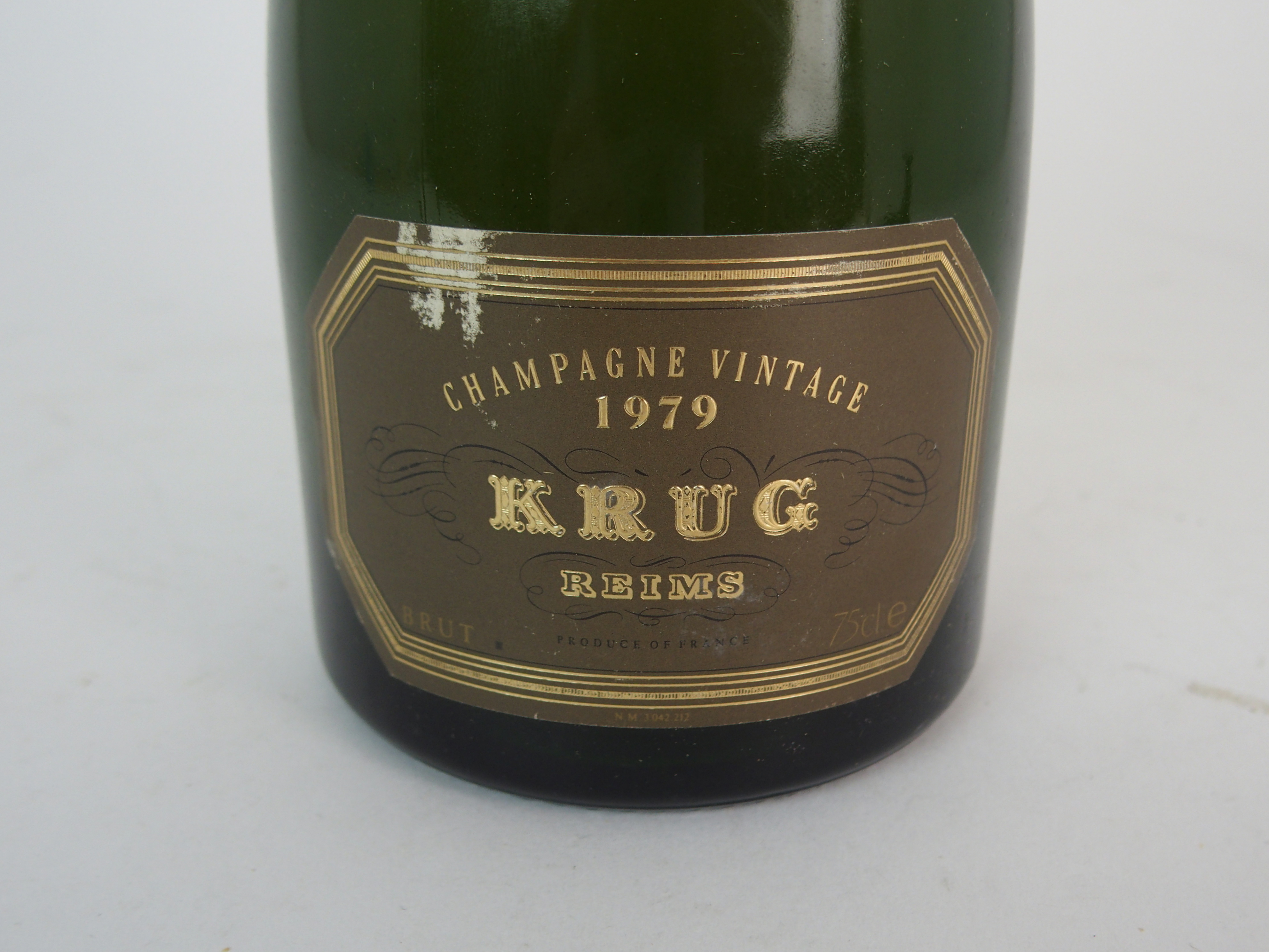 A BOTTLE OF KRUG VINTAGE CHAMPAGNE, 1979 75cl Condition Report: Available upon request - Image 2 of 3