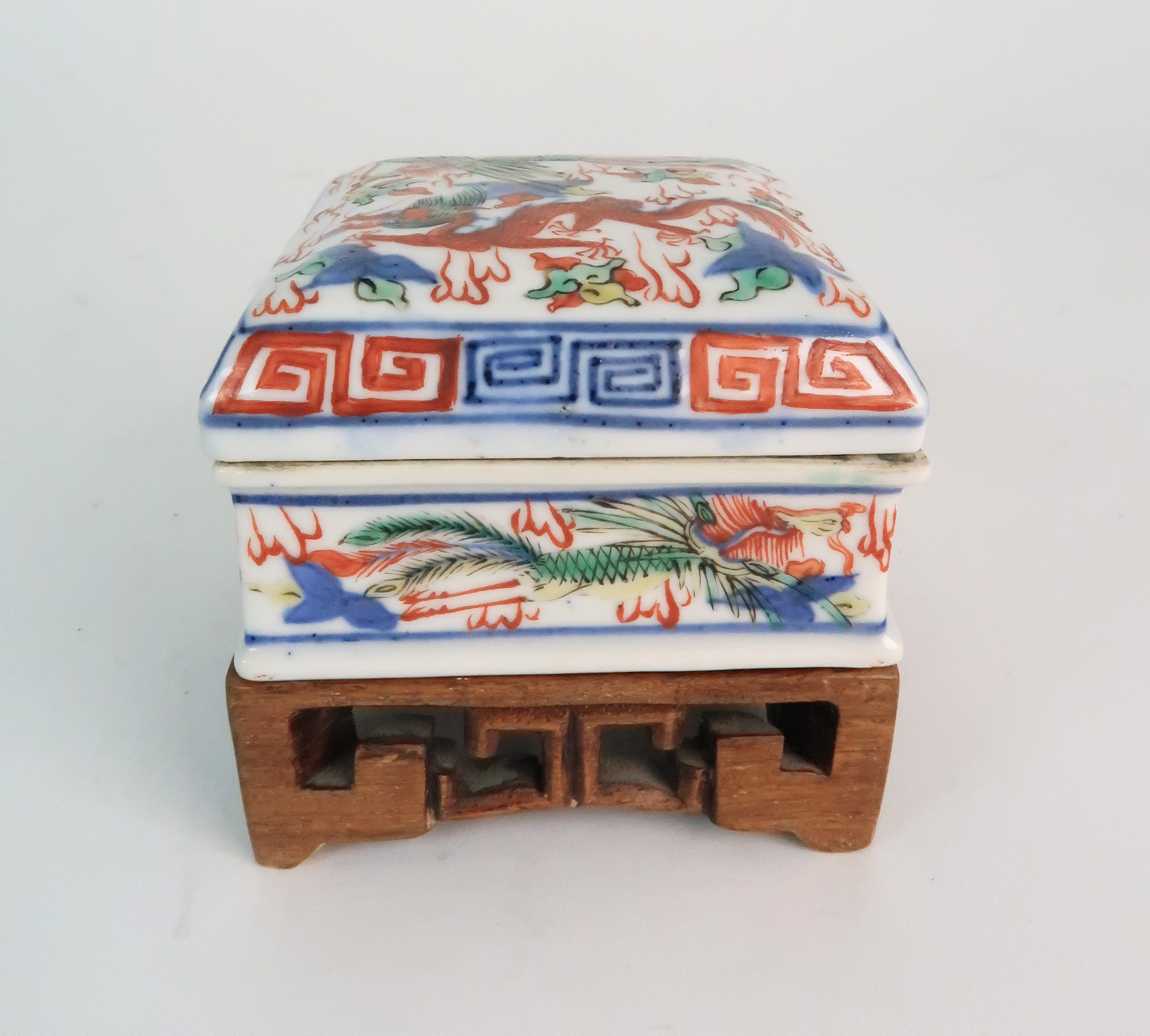 A WUCAI SQUARE SHAPED BOX AND COVER painted with dragons and phoenix, within key pattern, six