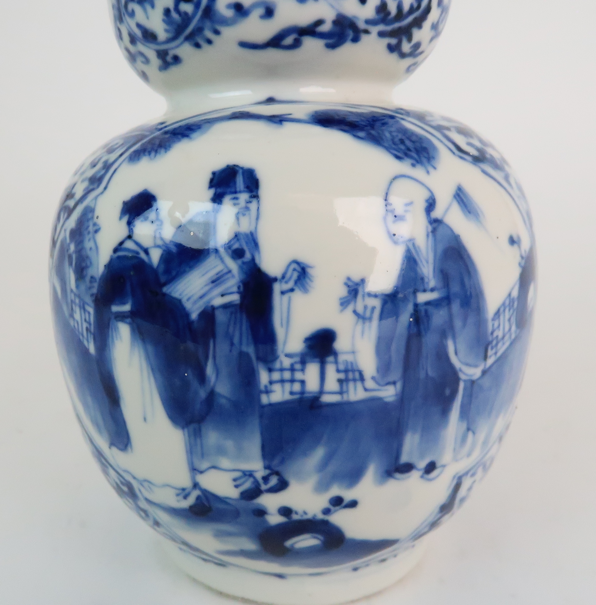 A CHINESE BLUE AND WHITE DOUBLE GOURD SHAPED VASE painted with panels of figures in conversation - Image 8 of 9