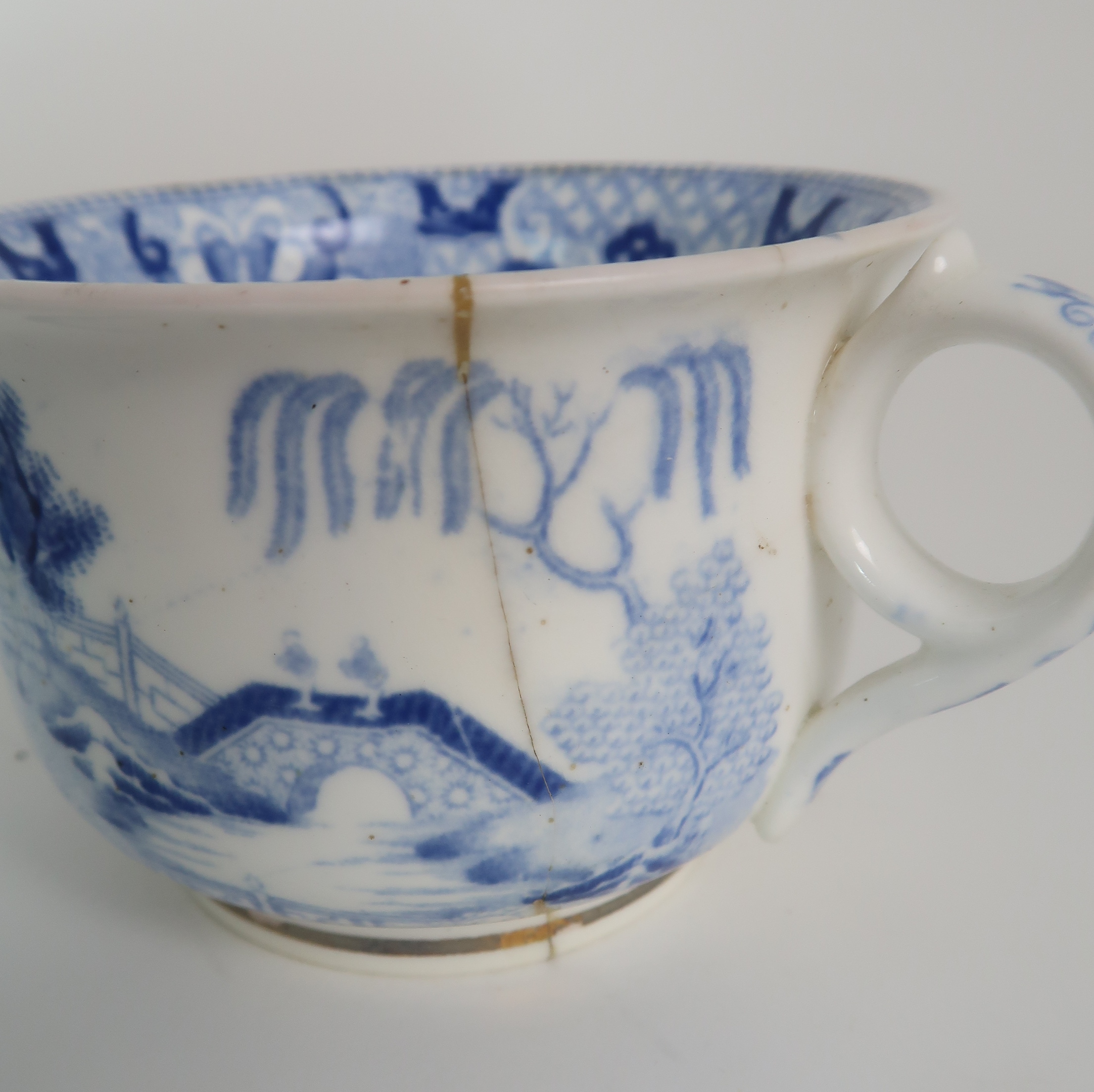 A COLLECTION OF ANTIQUE AND LATER ENGLISH BLUE AND WHITE PORCELAIN TEA/COFFEE WARES including - Image 10 of 20