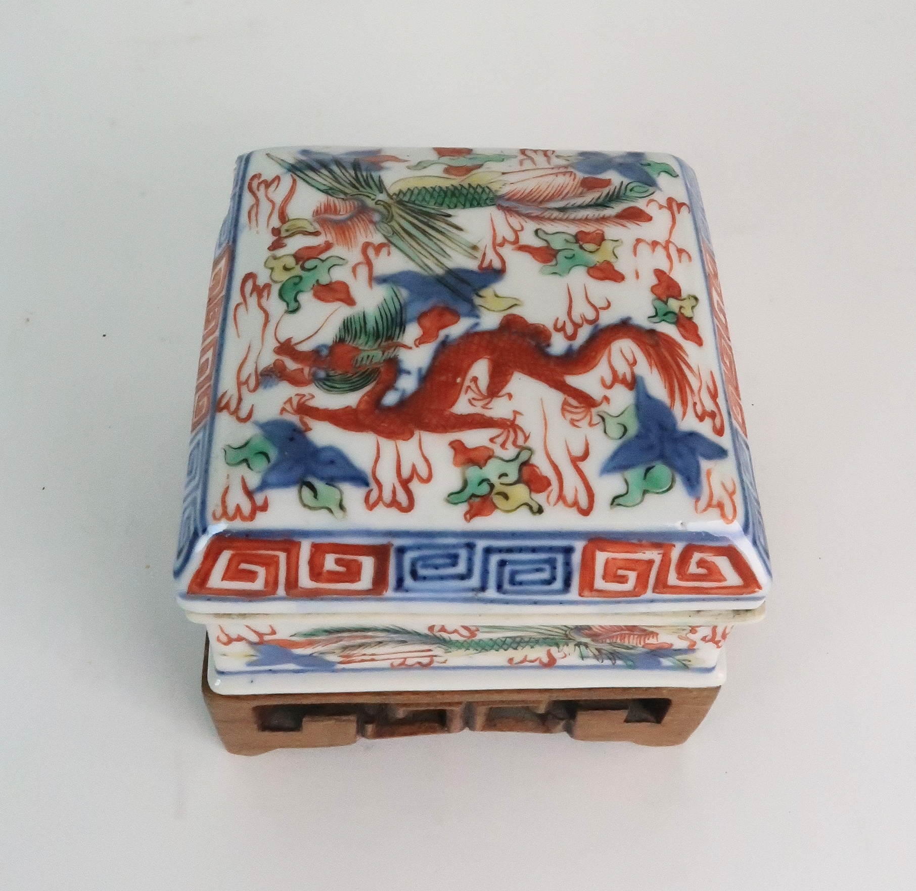 A WUCAI SQUARE SHAPED BOX AND COVER painted with dragons and phoenix, within key pattern, six - Image 2 of 8