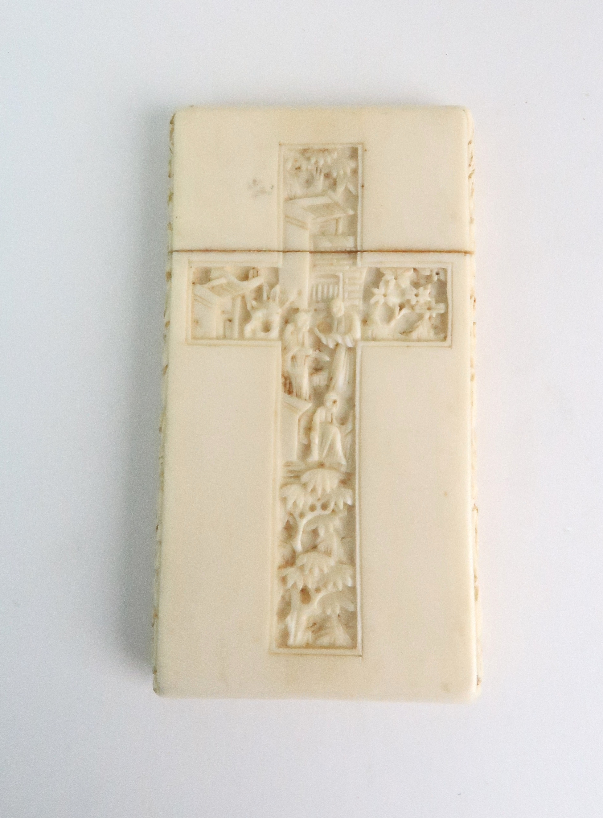 A CANTON IVORY CARD CASE carved with a vignette with figures in a village the reverse with a cross - Image 2 of 6