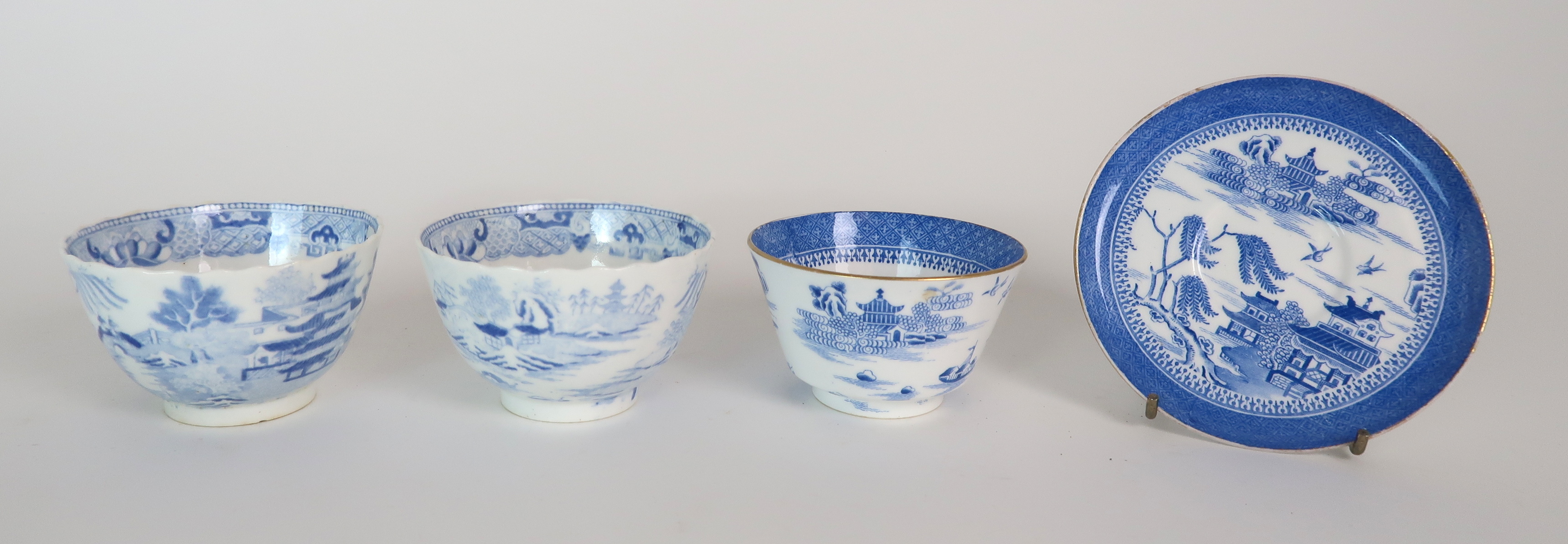 A COLLECTION OF ANTIQUE AND LATER ENGLISH BLUE AND WHITE PORCELAIN TEA/COFFEE WARES including - Image 15 of 20