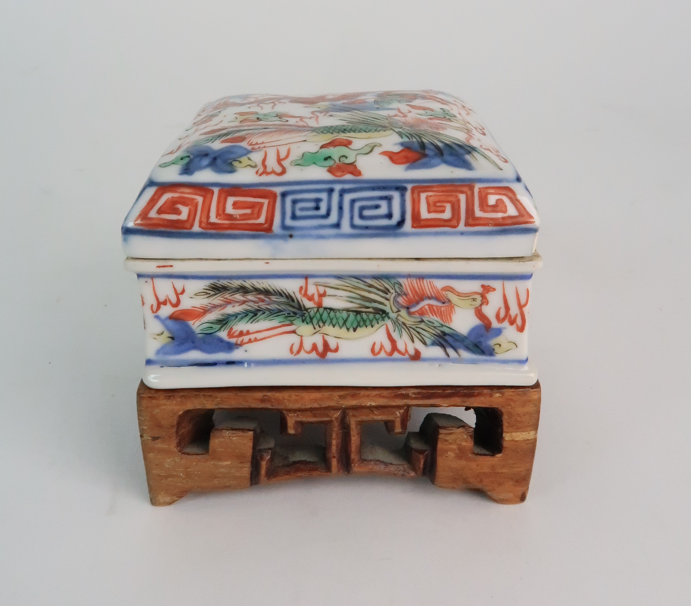 A WUCAI SQUARE SHAPED BOX AND COVER painted with dragons and phoenix, within key pattern, six - Image 4 of 8