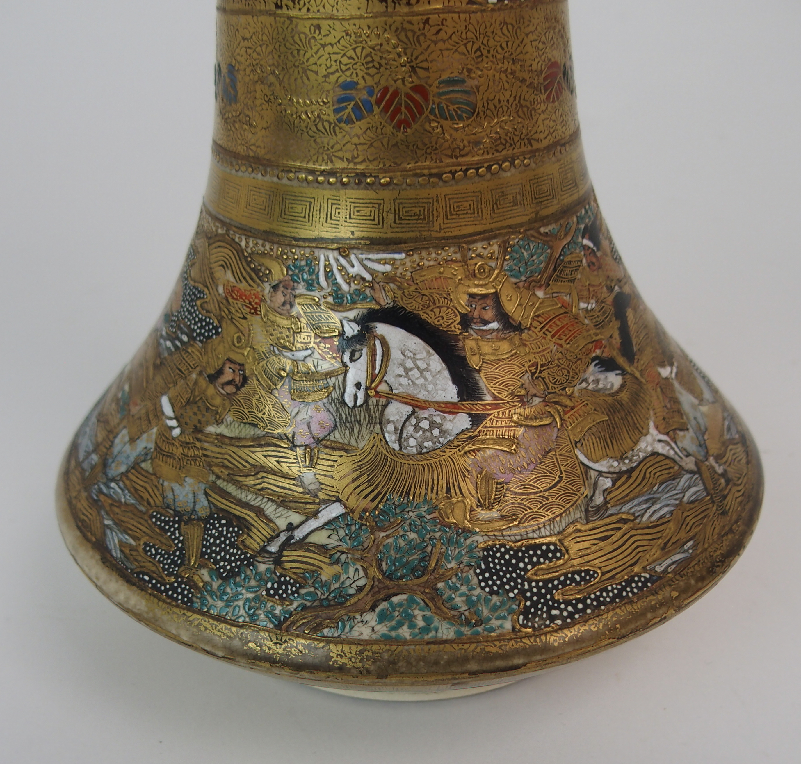 A SATSUMA TRUMPET SHAPED VASE painted with a dragon above warriors in conflict, gilt mon to vase - Image 5 of 11