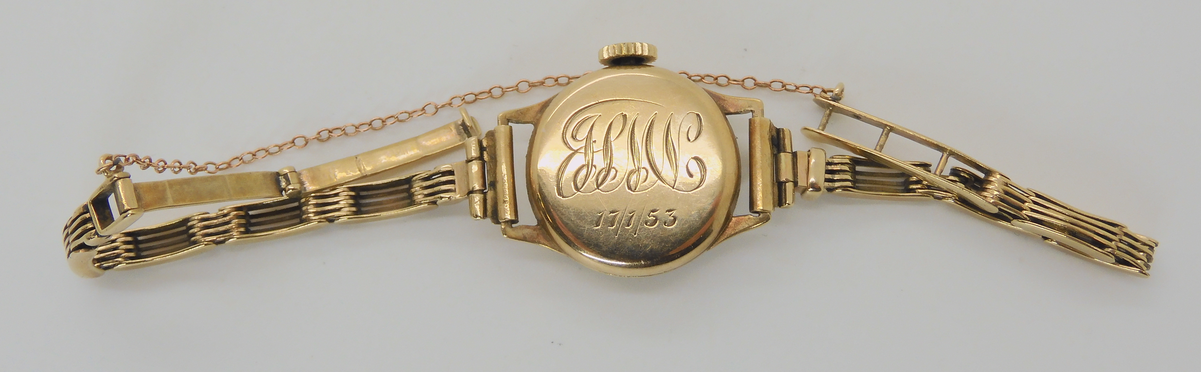 A 9CT GOLD LADIES VINTAGE OMEGA WRISTWATCH with a cream dial with gold coloured Arabic and chevron - Bild 5 aus 5
