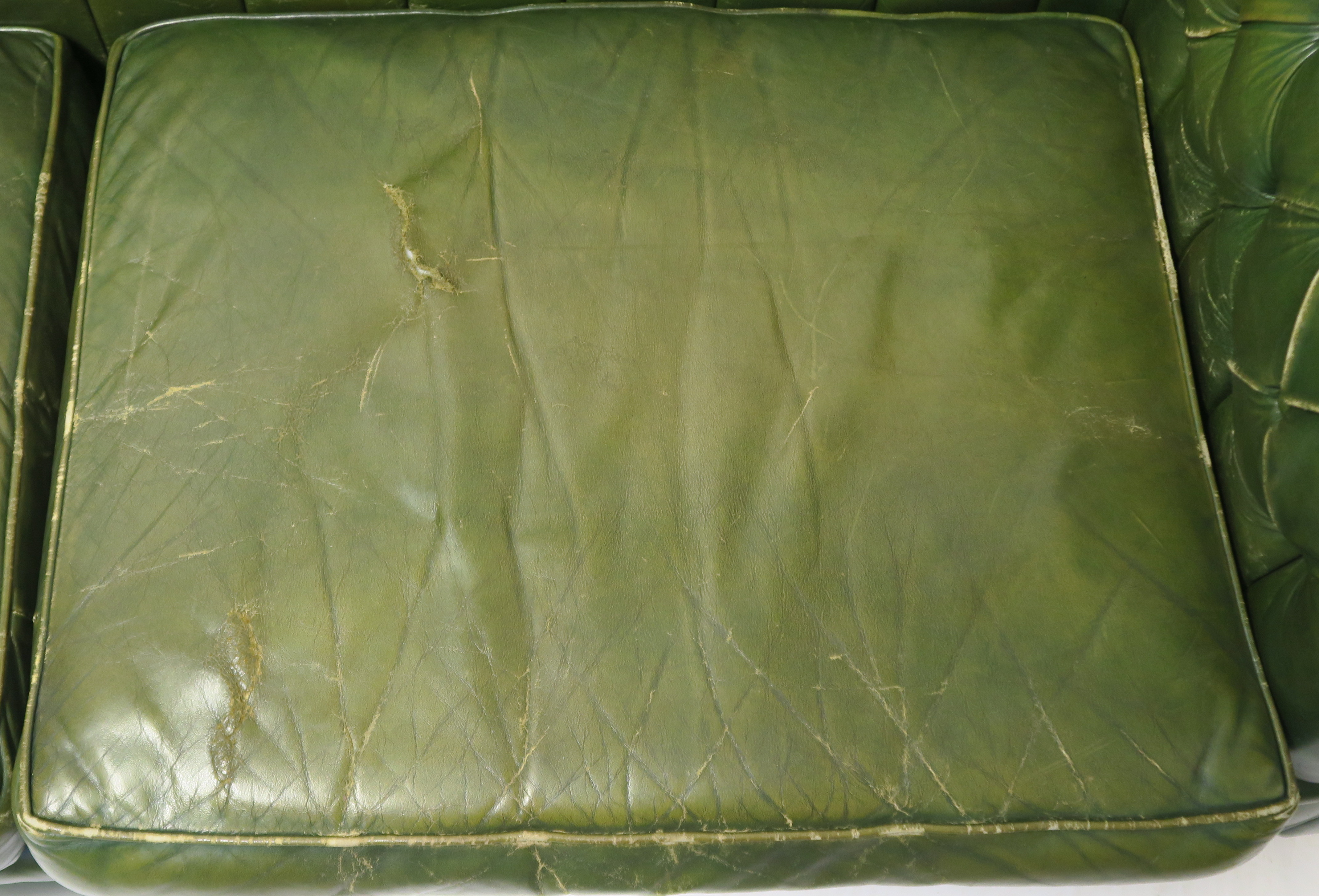 A GREEN LEATHER BUTTON-BACK SETTEE 66cm, high,186cm wide, 85cm deep Condition Report: Available upon - Image 4 of 7