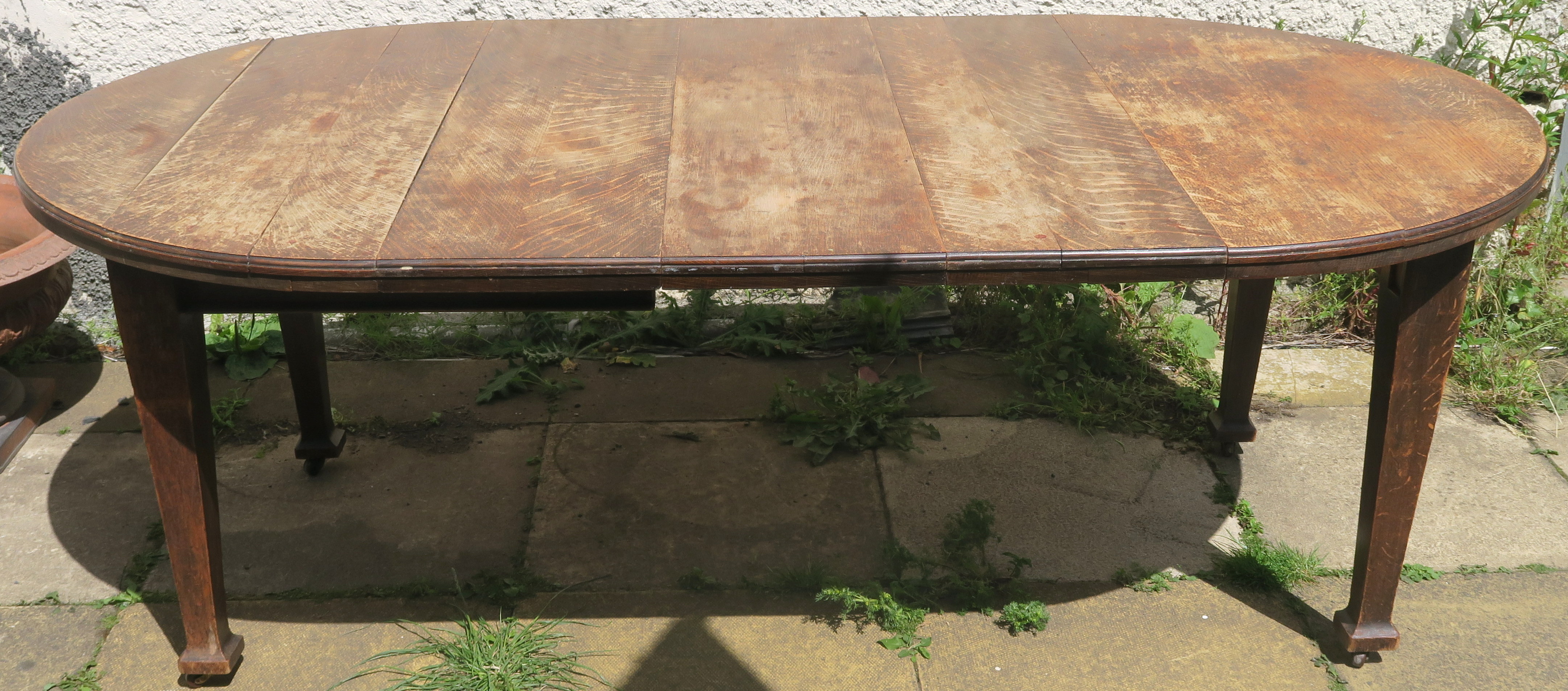 AN OAK EXTENDING DINING TABLE WITH THREE LEAVES, 74cm high x 200cm wide x 114cm deep Condition - Image 2 of 2