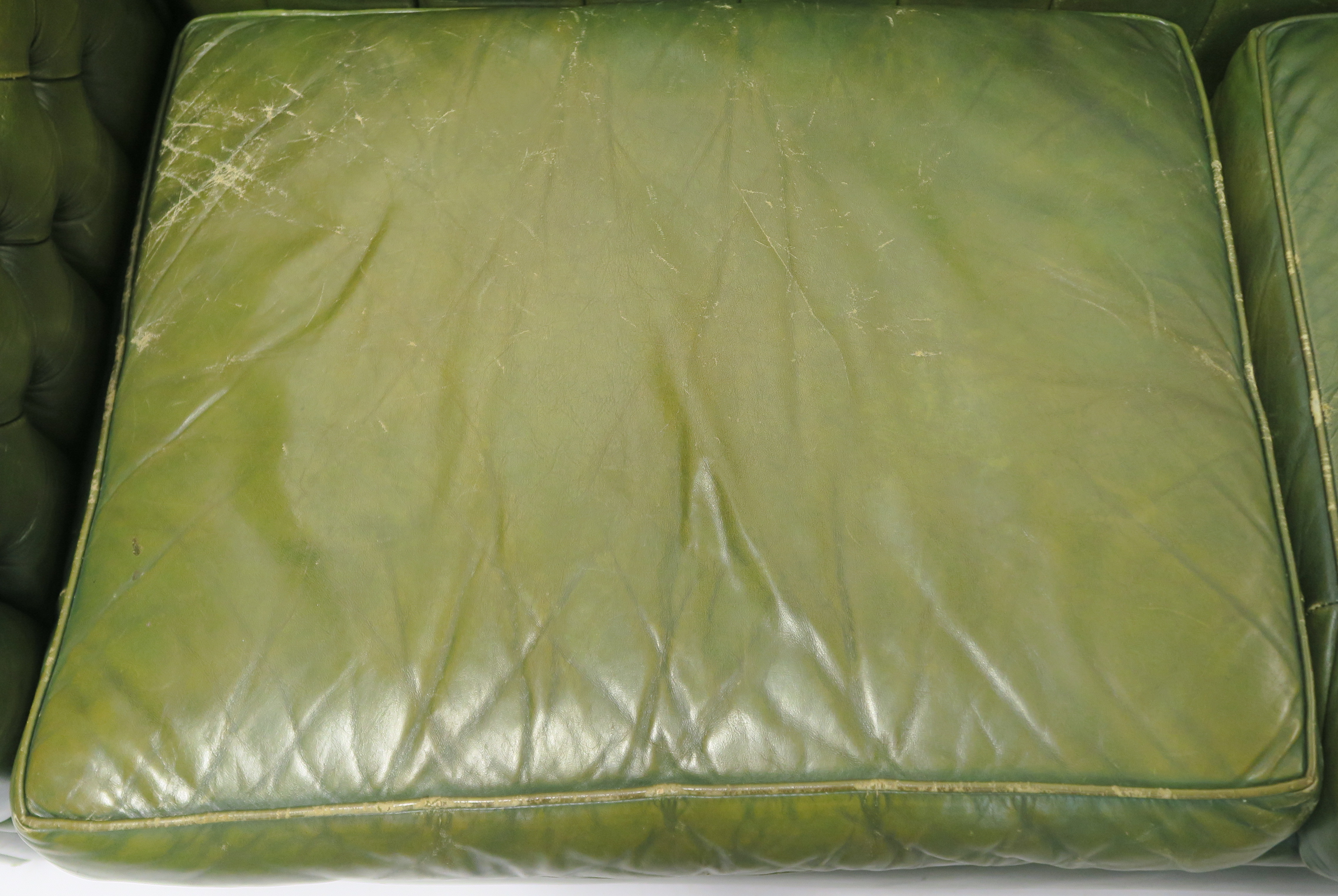 A GREEN LEATHER BUTTON-BACK SETTEE 66cm, high,186cm wide, 85cm deep Condition Report: Available upon - Image 5 of 7