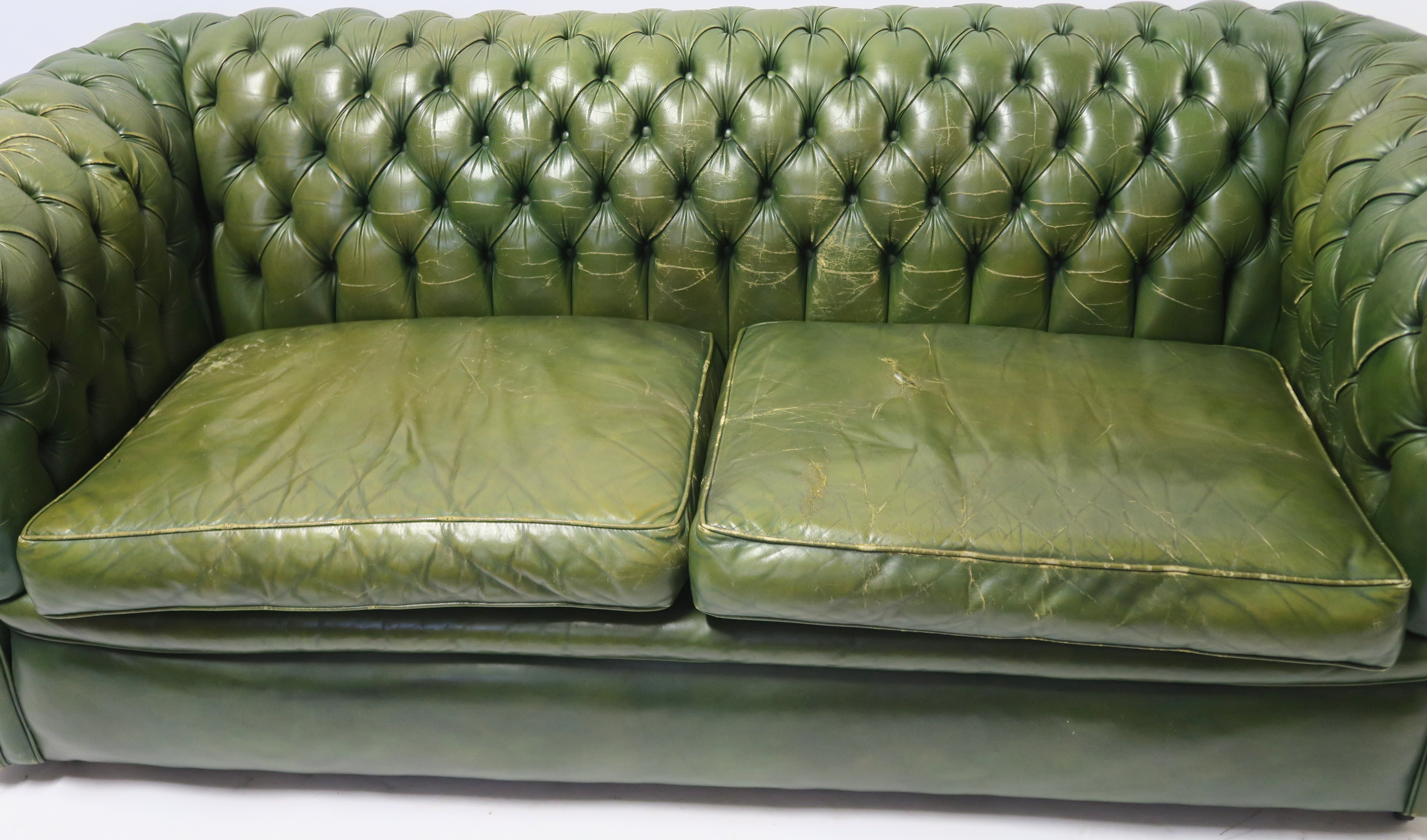 A GREEN LEATHER BUTTON-BACK SETTEE 66cm, high,186cm wide, 85cm deep Condition Report: Available upon - Image 3 of 7