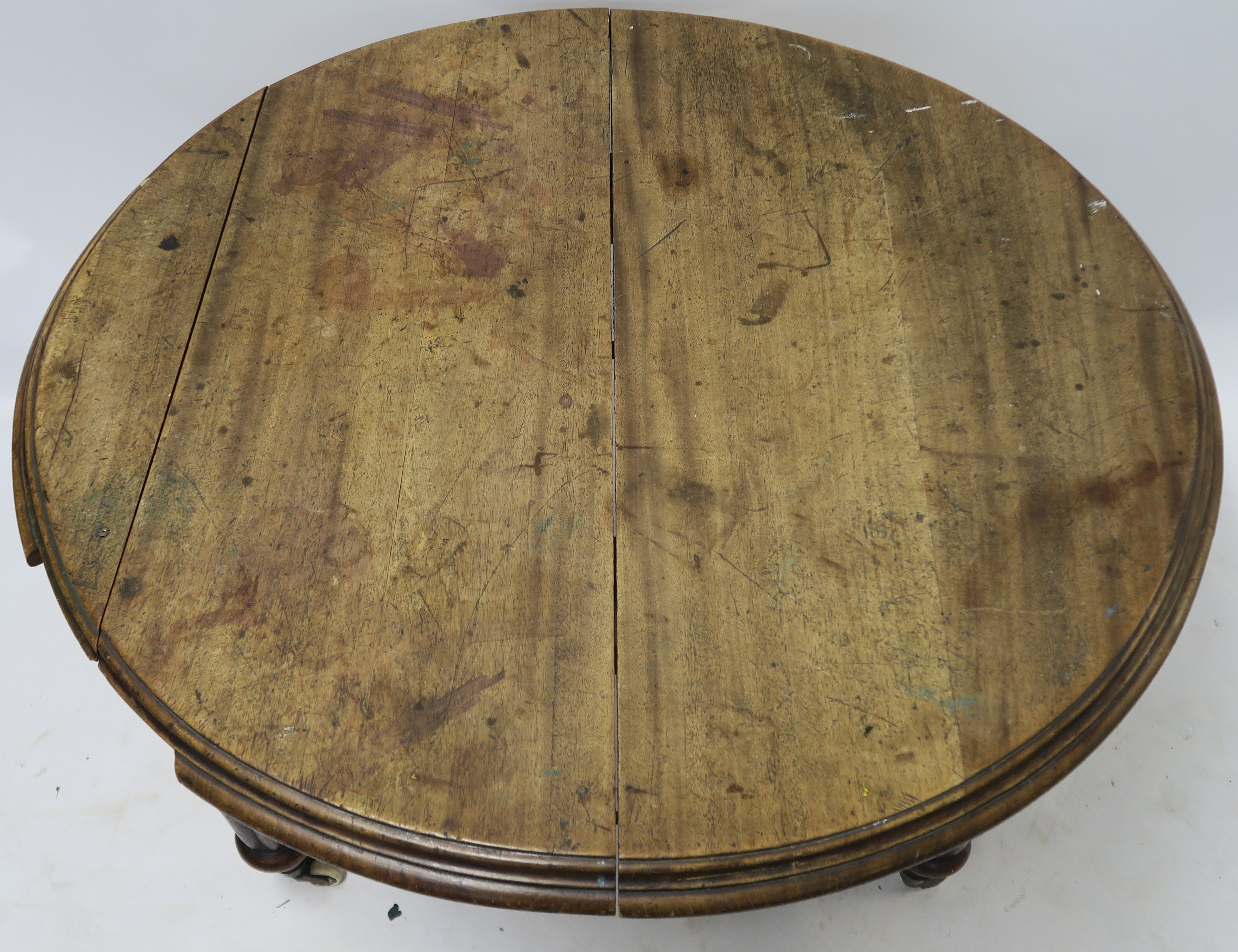 A VICTORIAN MAHOGANY CIRCULAR EXTENDING DINING TABLE, 71cm high x 104cm diameter Condition Report: