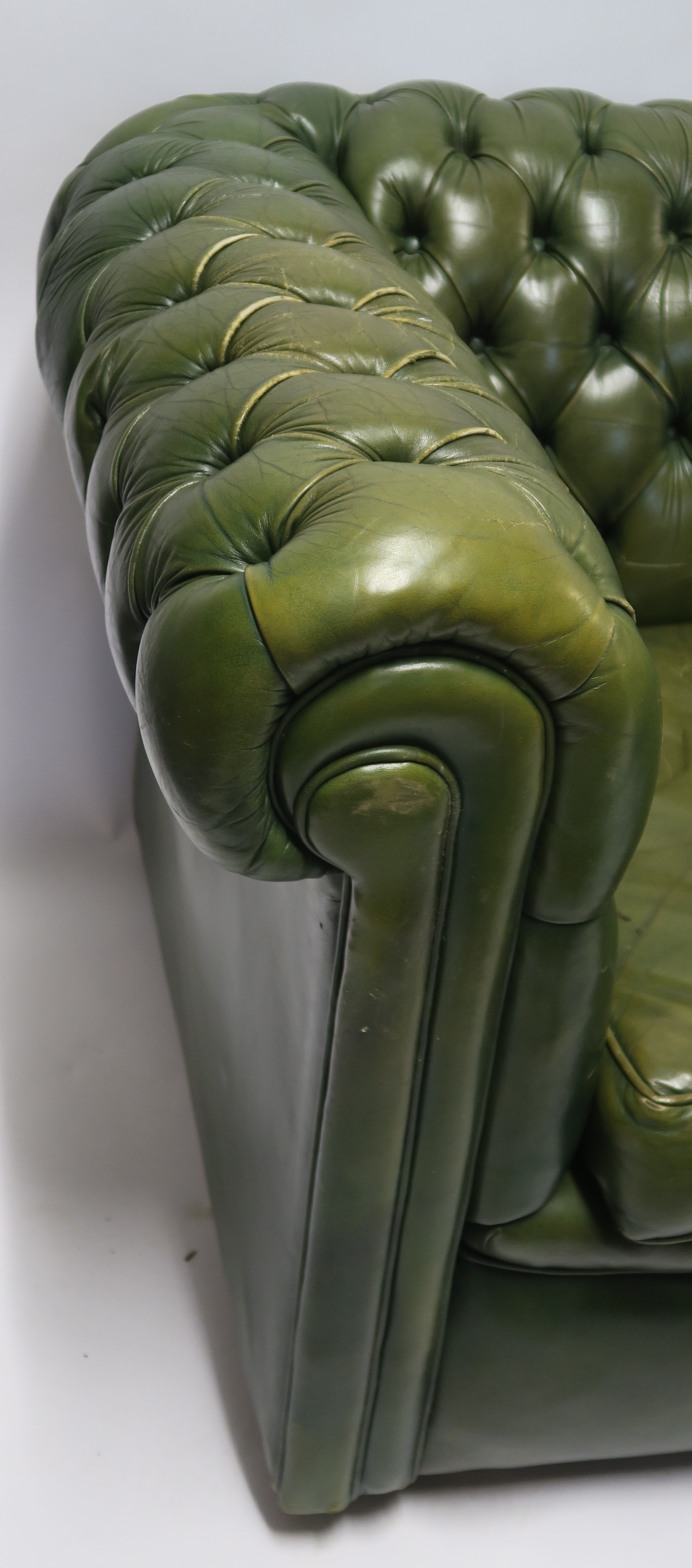 A GREEN LEATHER BUTTON-BACK SETTEE 66cm, high,186cm wide, 85cm deep Condition Report: Available upon - Image 6 of 7