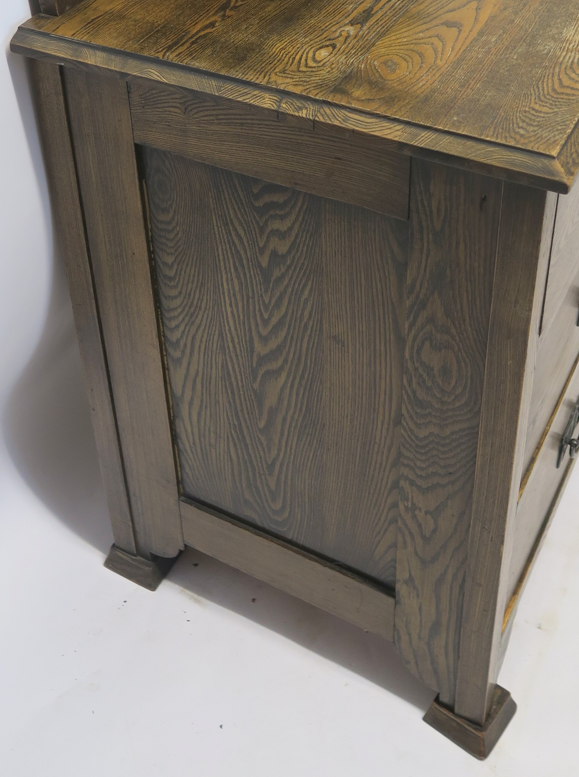 AN OAK ARTS AND CRAFTS DRESSING TABLE 158cm high , 100cm wide and 48cm deep Condition Report: - Image 6 of 6
