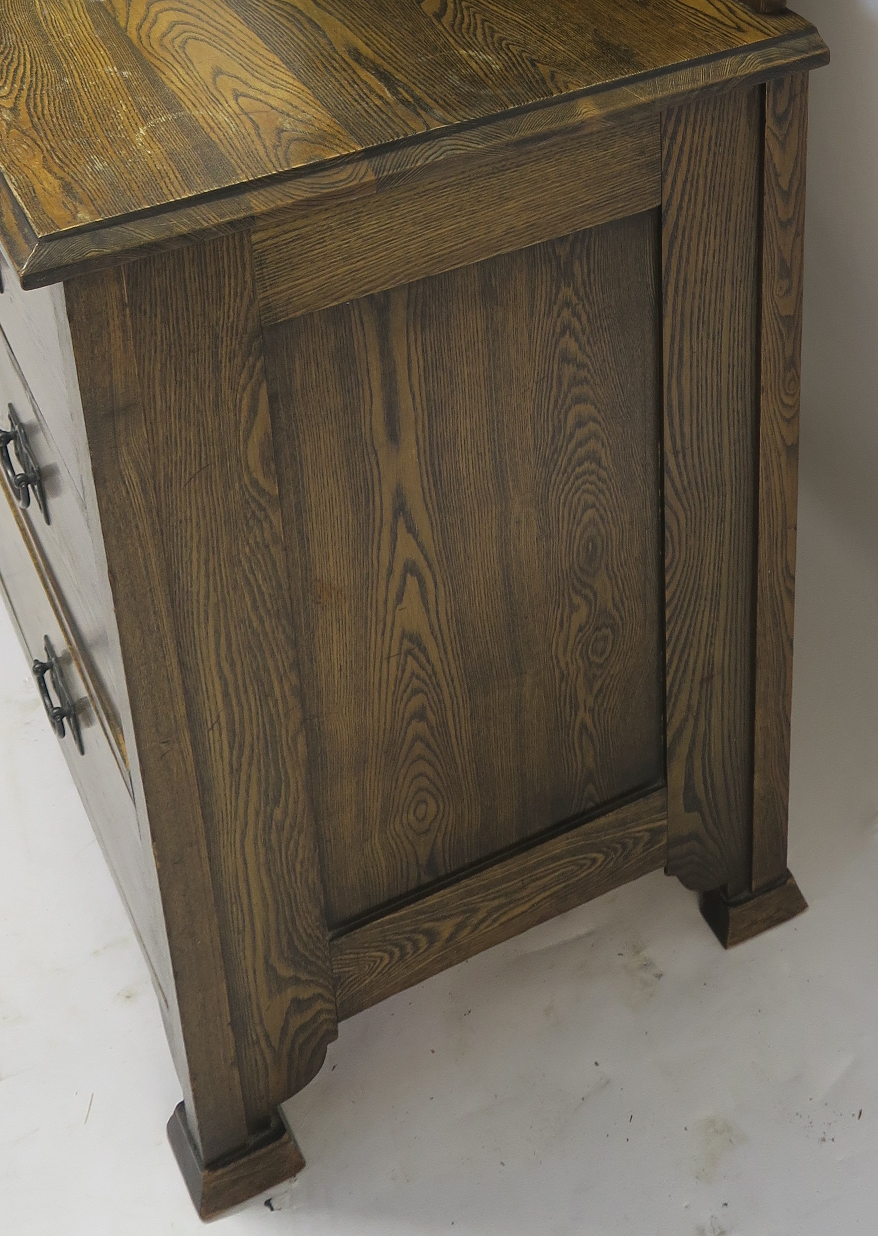 AN OAK ARTS AND CRAFTS DRESSING TABLE 158cm high , 100cm wide and 48cm deep Condition Report: - Image 5 of 6