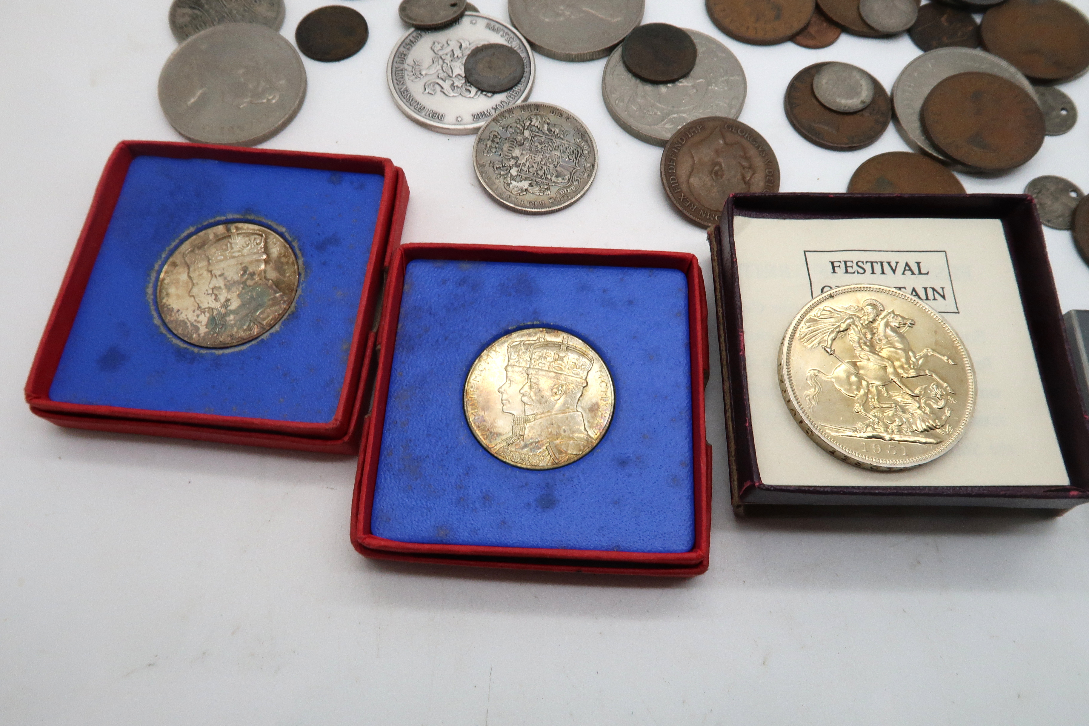 A box of mainly commemorative coins with a small quantity of antique silver coins Condition - Image 2 of 3