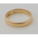 A 18ct gold Glasgow hallmarked wedding ring, (date letter rubbed) size Q1/2, weight 4.2gms Condition