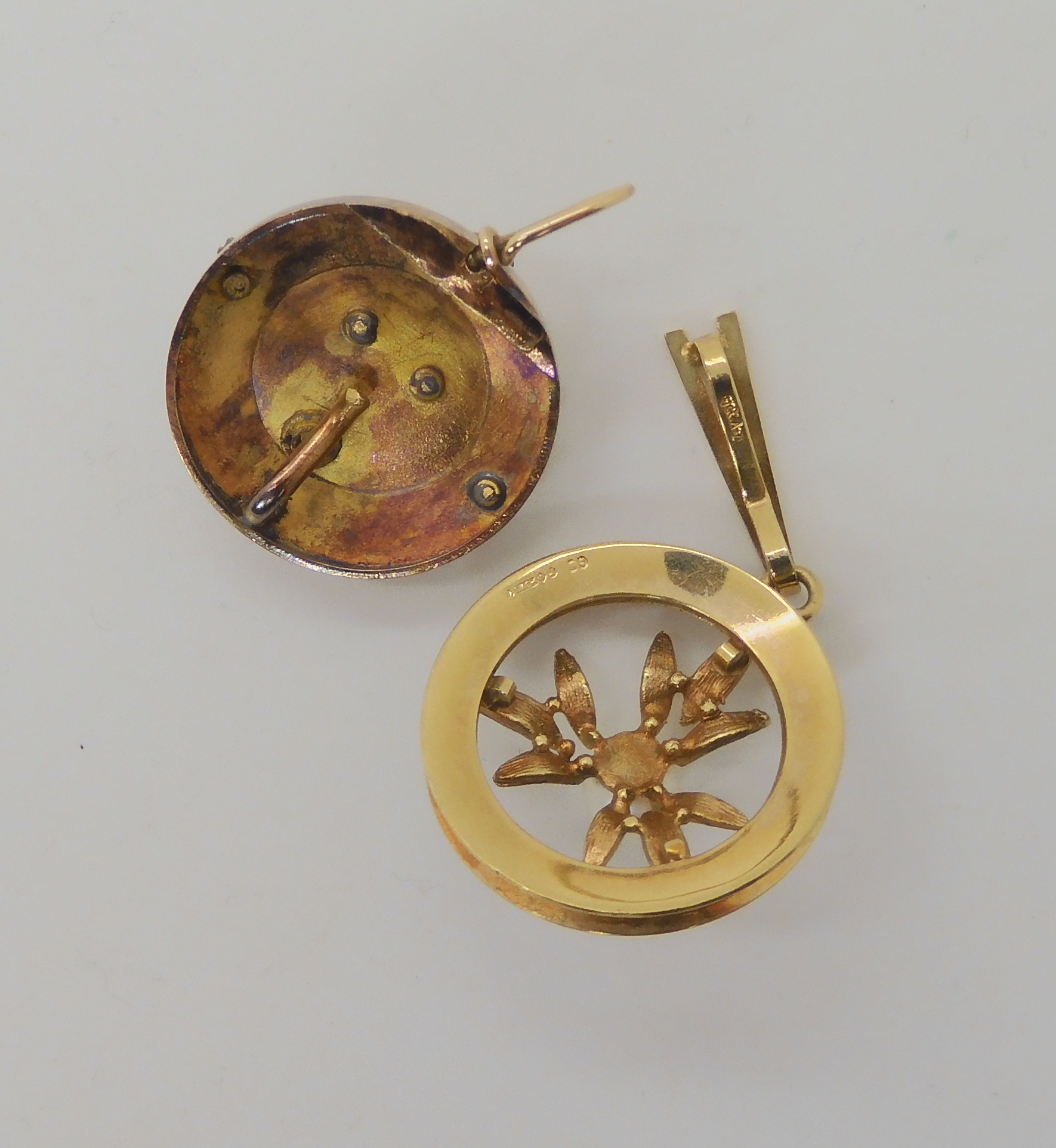 A 9ct gold retro flower pendant set with a pearl length with bail 4.1cm x 2.3cm, together with - Image 2 of 2