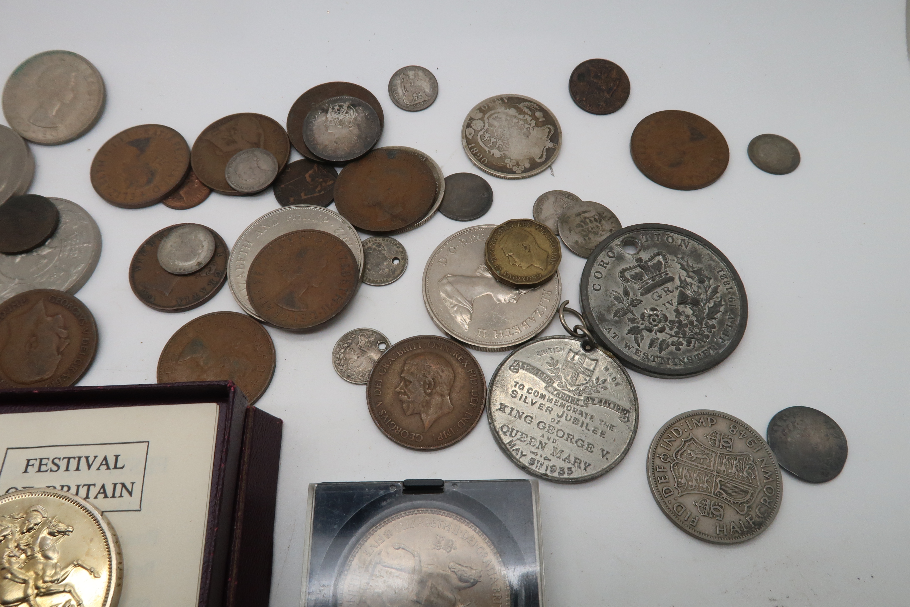 A box of mainly commemorative coins with a small quantity of antique silver coins Condition - Image 3 of 3