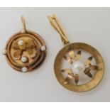 A 9ct gold retro flower pendant set with a pearl length with bail 4.1cm x 2.3cm, together with