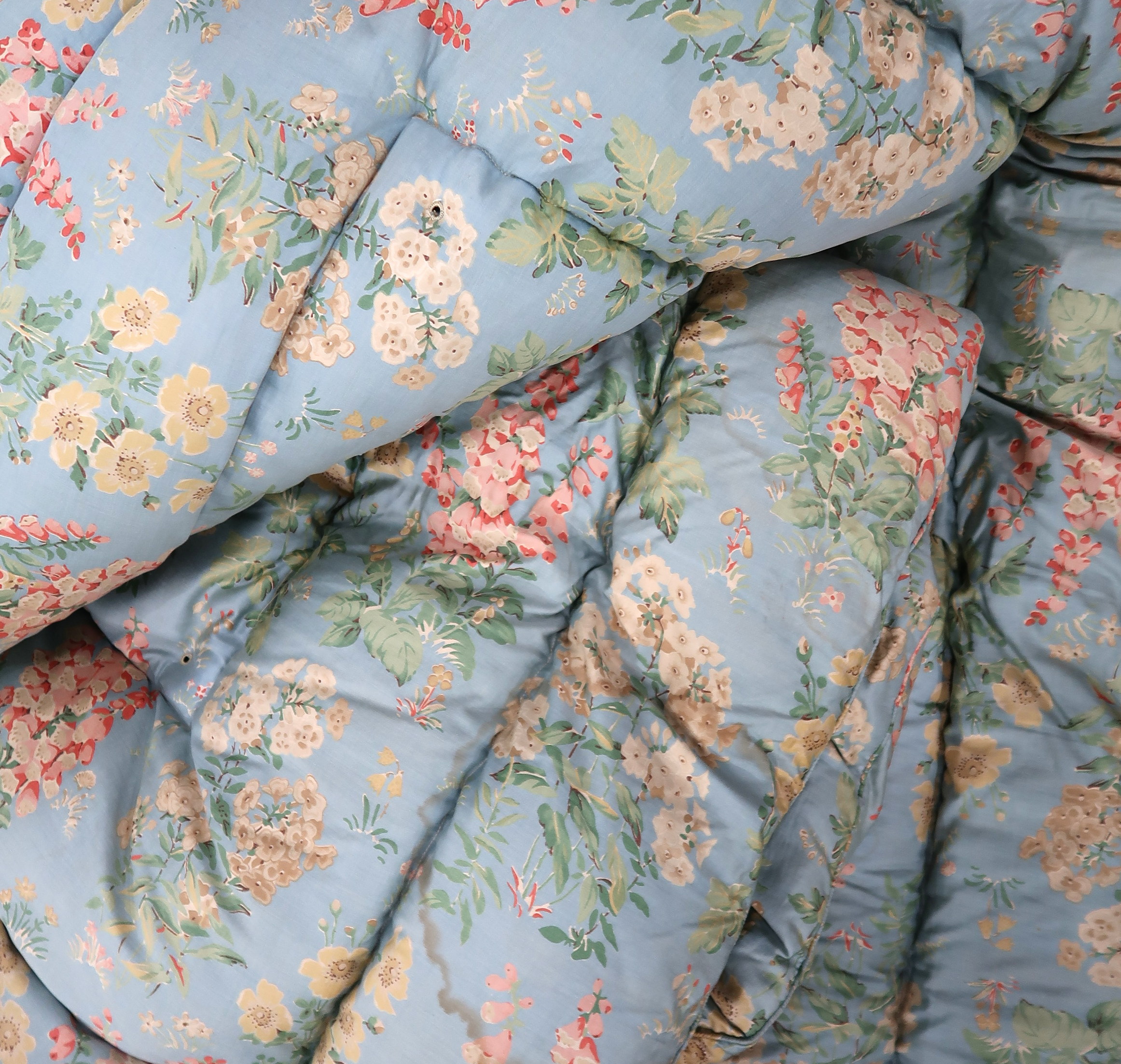 a quilted and feather filled floral blanket, approx 135 x 155 cm Condition Report: Not available for - Image 2 of 2