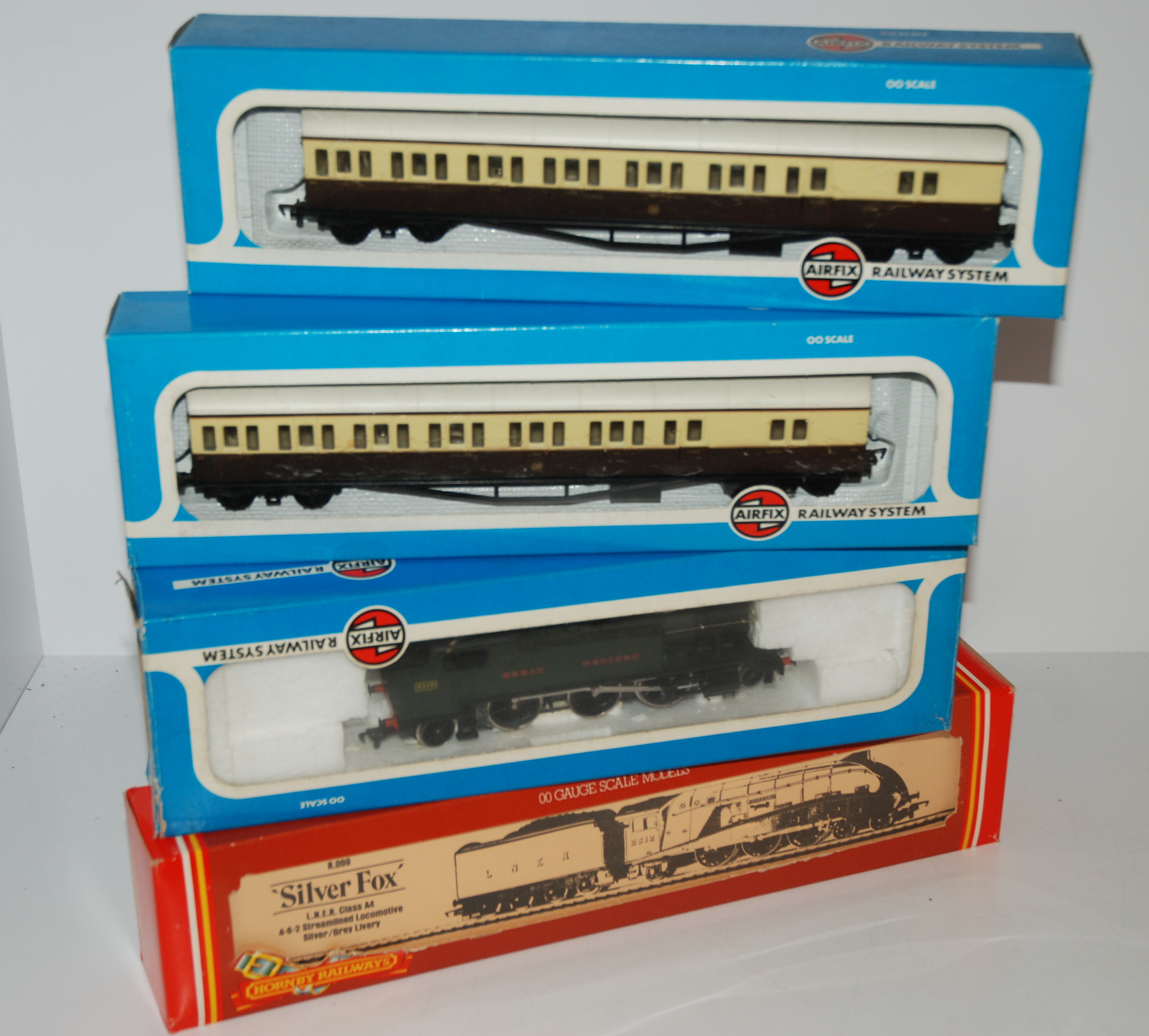 A Hornby R.855 Flying Scotsman, R.099 Silver Fox, various coaches, locos etc Condition Report: - Image 3 of 3