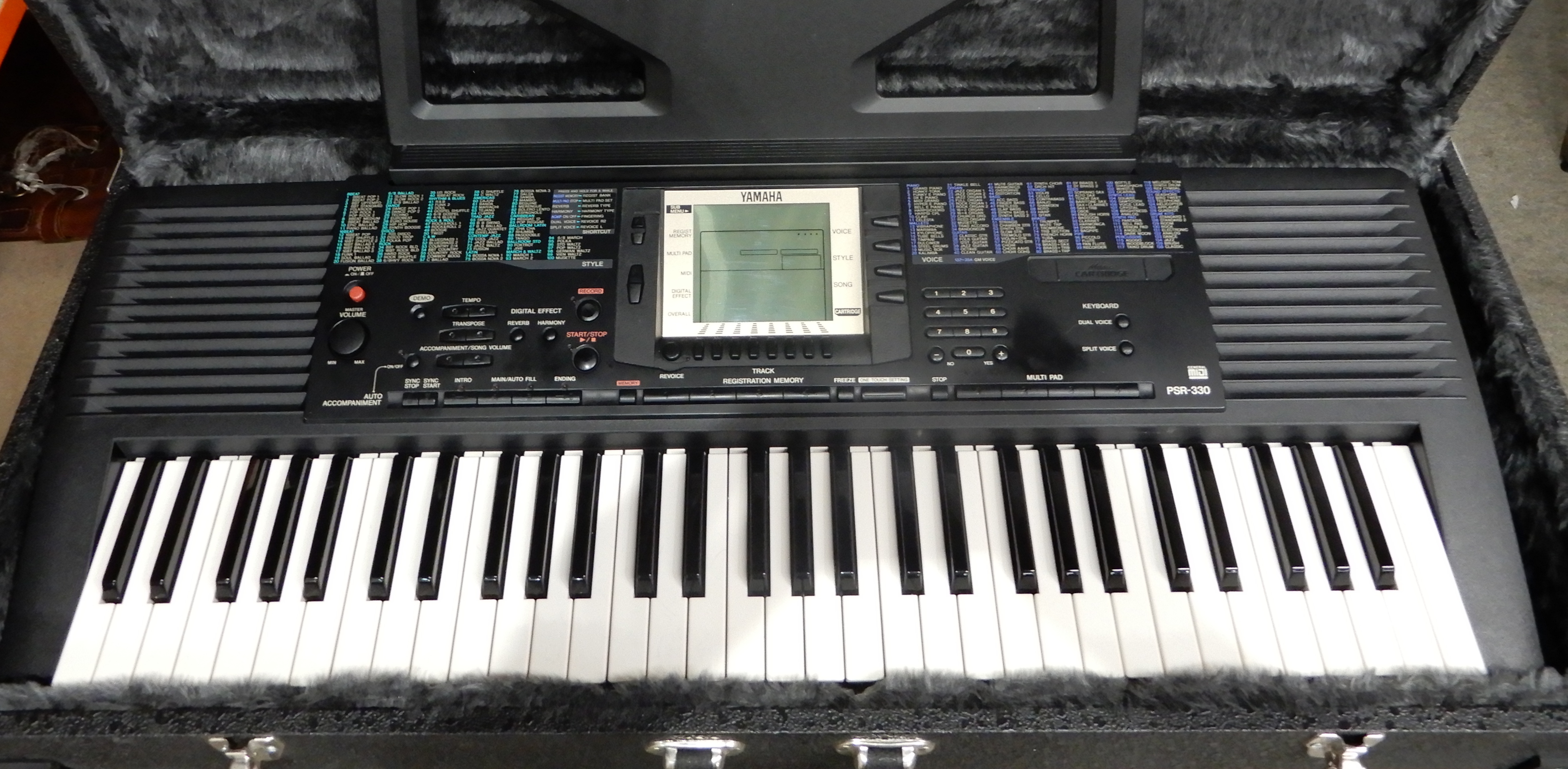 A Yamaha PSR-30 electric piano with fitted hard case and stand Condition Report: Available upon - Image 3 of 3