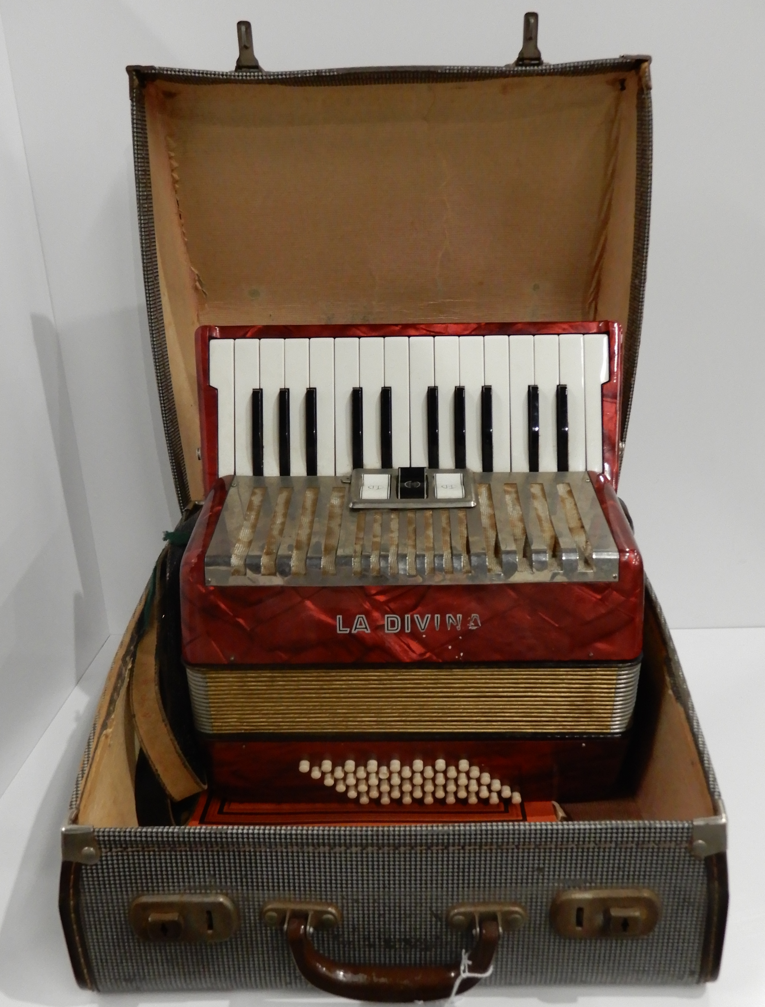 A La Divina 26 key 48 bass piano accordion with case Condition Report: Available upon request - Image 4 of 5