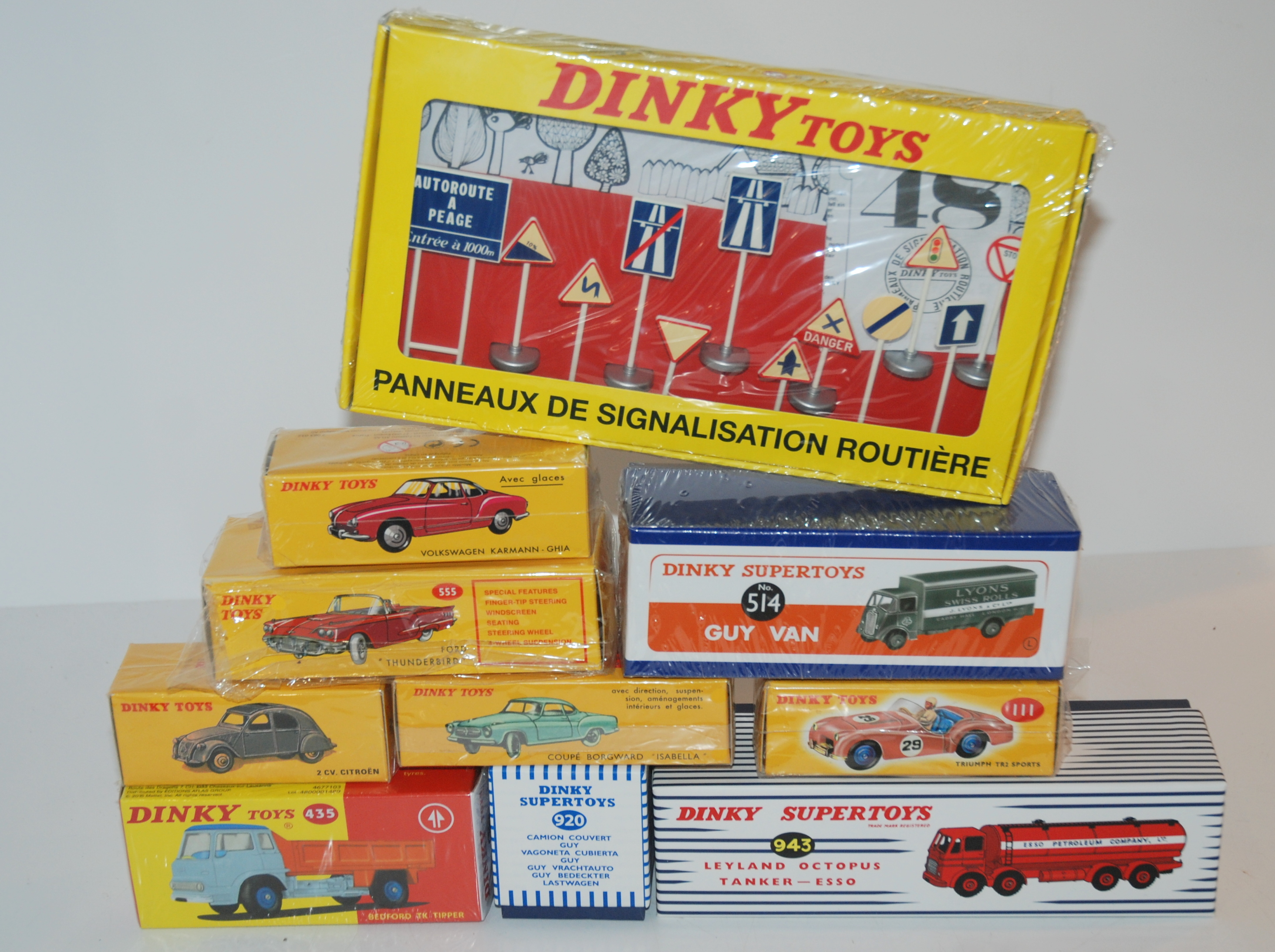 A Dinky Toys 765 Road Hoarding, 756 Lamp Standard and a box of various replica Dinky models - Image 2 of 3