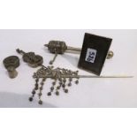 A lot comprising a small photo frame, eastern white metal objects, pill box etc. Condition Report: