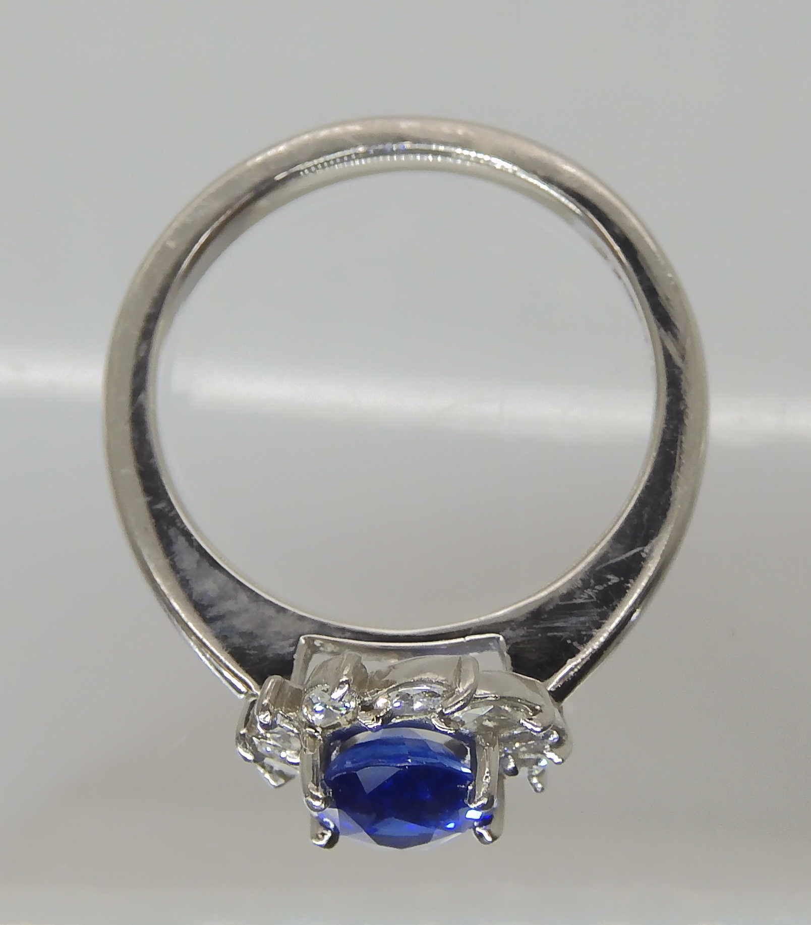 A PLATINUM SAPPHIRE AND DIAMOND RING made by Blair & Sheridan, the 8.2 x 5.9 x 3.5mm sapphire is - Image 4 of 5