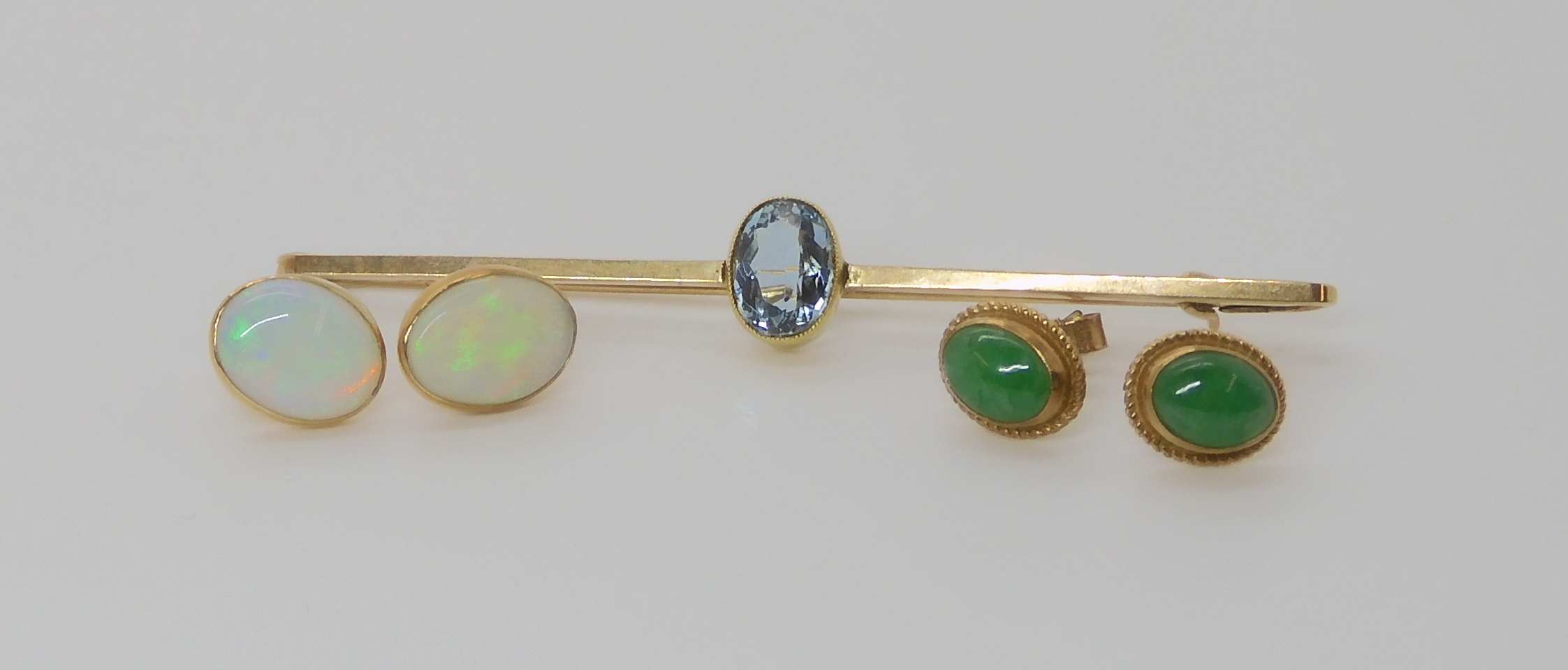 A COLLECTION OF 9CT GEM SET JEWELLERY comprising; an aquamarine bar brooch length 6.5cm, - Image 2 of 9