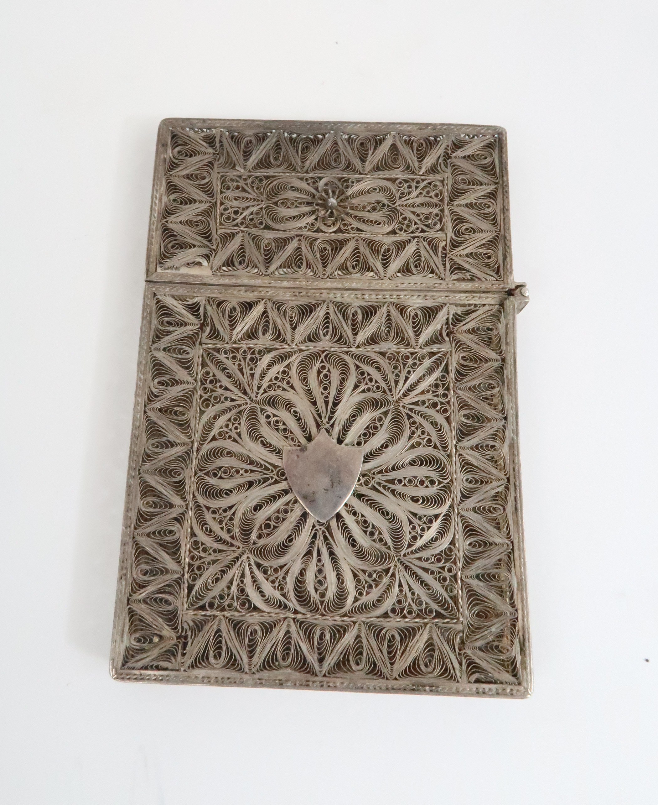 A CHINESE SILVER FILIGREE CARD CASE decorated with scrolling bands set with a shield cartouche, 9. - Image 5 of 5