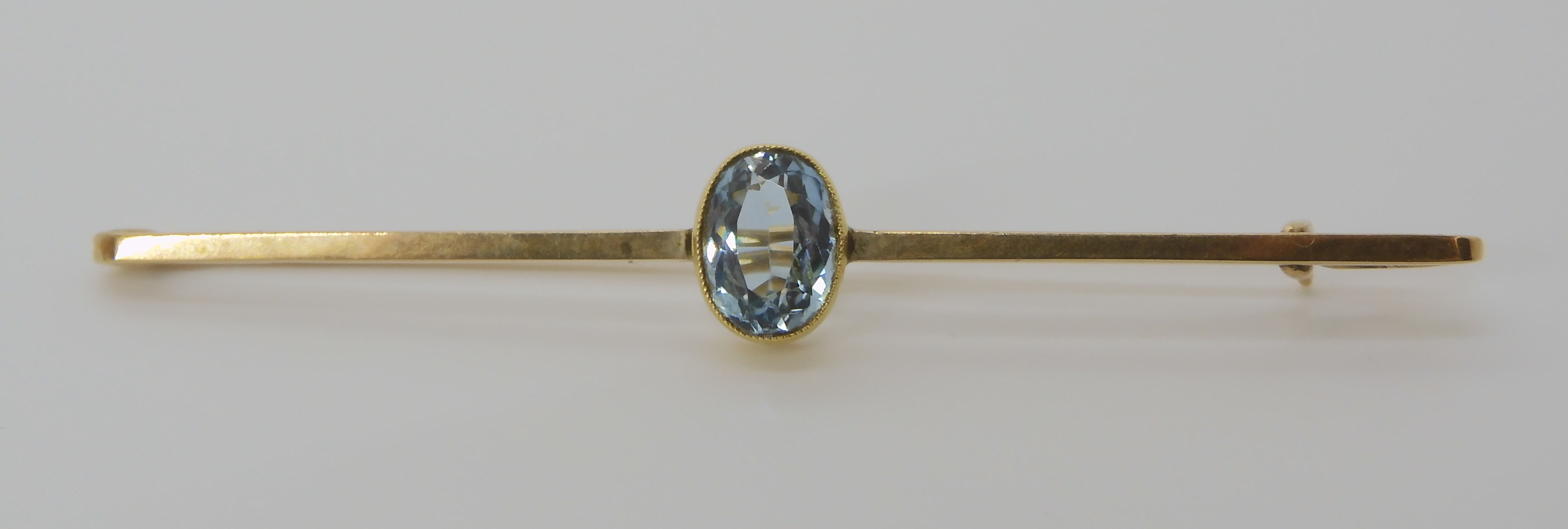 A COLLECTION OF 9CT GEM SET JEWELLERY comprising; an aquamarine bar brooch length 6.5cm, - Image 8 of 9