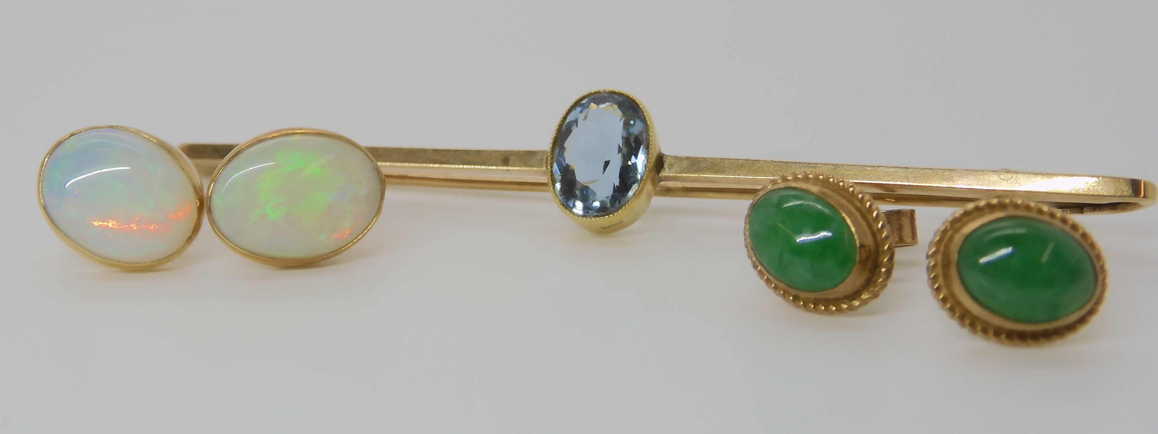 A COLLECTION OF 9CT GEM SET JEWELLERY comprising; an aquamarine bar brooch length 6.5cm, - Image 3 of 9