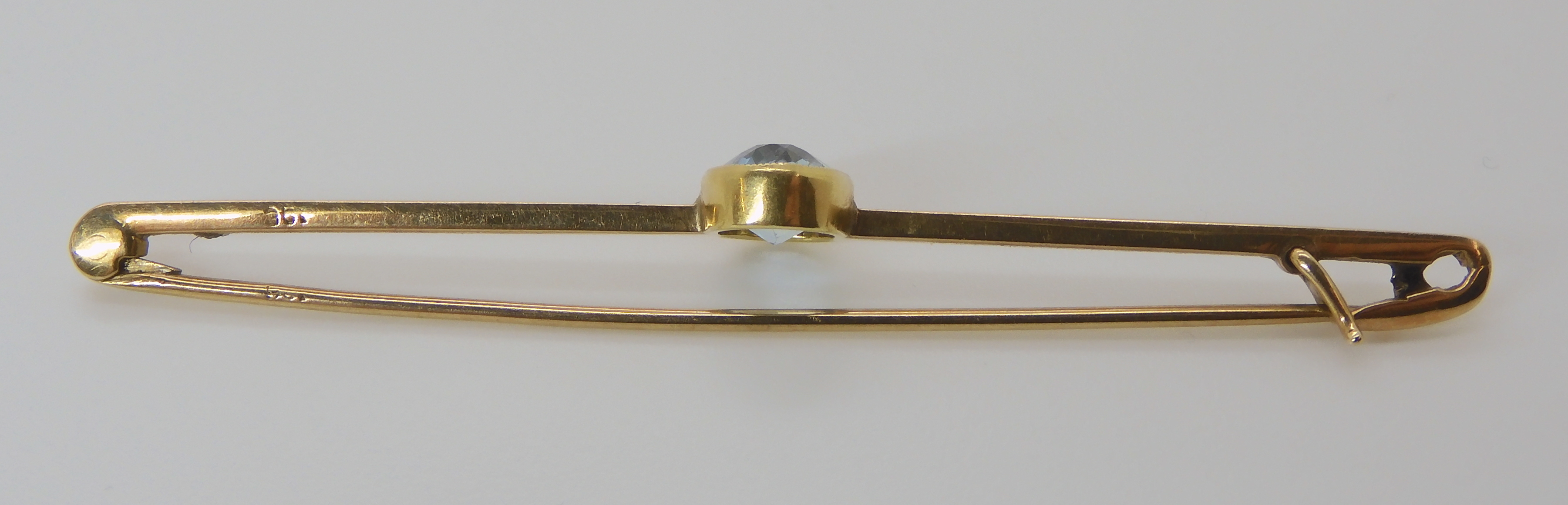 A COLLECTION OF 9CT GEM SET JEWELLERY comprising; an aquamarine bar brooch length 6.5cm, - Image 9 of 9