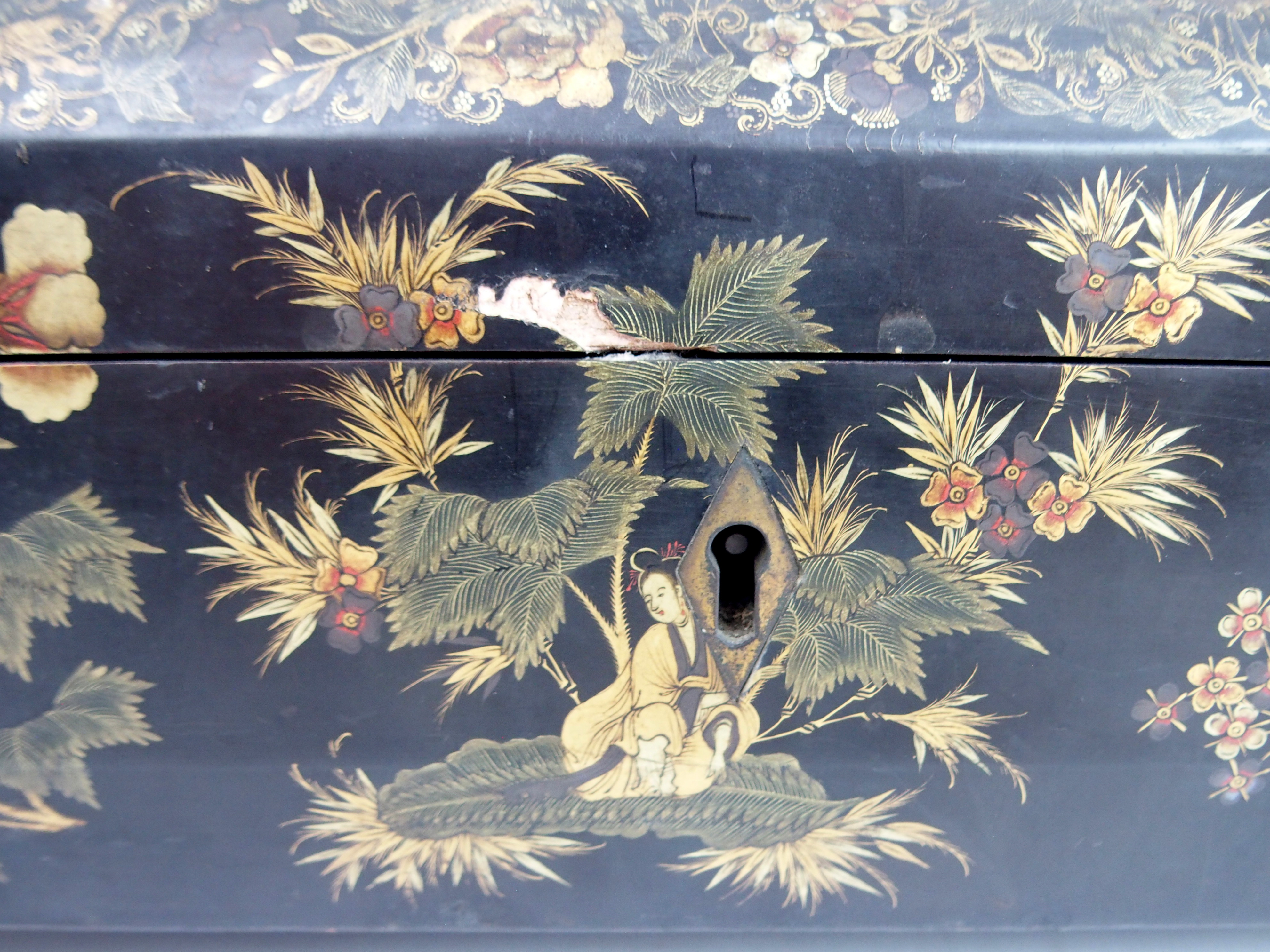 A CANTONESE BLACK AND GOLD LAQUERED SEWING BOX painted in gilts with immortals and figures beneath - Image 3 of 10