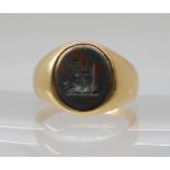 AN 18CT GOLD BLOODSTONE SIGNET RING with an intaglio bloodstone carved with a heraldic boar's