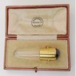 AN AUSTRIAN 14K GOLD ART DECO SCENT BOTTLE the glass flask mounted with 14k gold, and garnet domed
