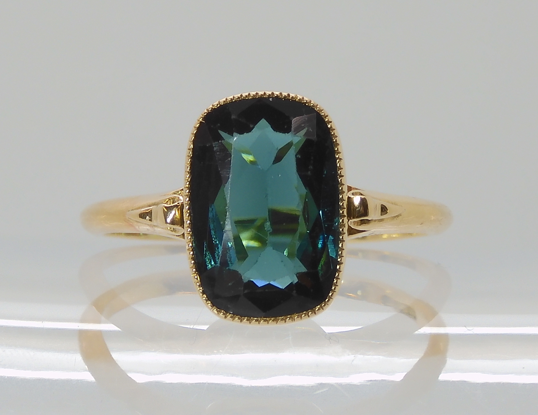 A TEAL COLOURED TOURMALINE RING mounted in bright yellow metal, with decorative scroll shoulders, - Image 2 of 4