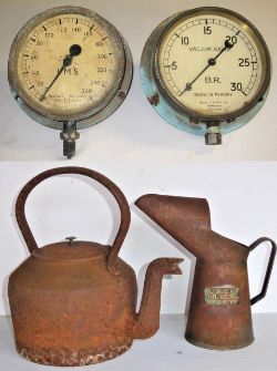 A lot containing 4 x items. 2 x brass pressure gauges, LMS 0 - 260 PSI Red line at 180 psi. BR