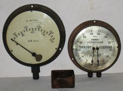 A lot containing 2 x brass pressure gauges. BR Standard 0 - 320 PSI. BR(W) Vacuum gauge 0 - 30 in/hg