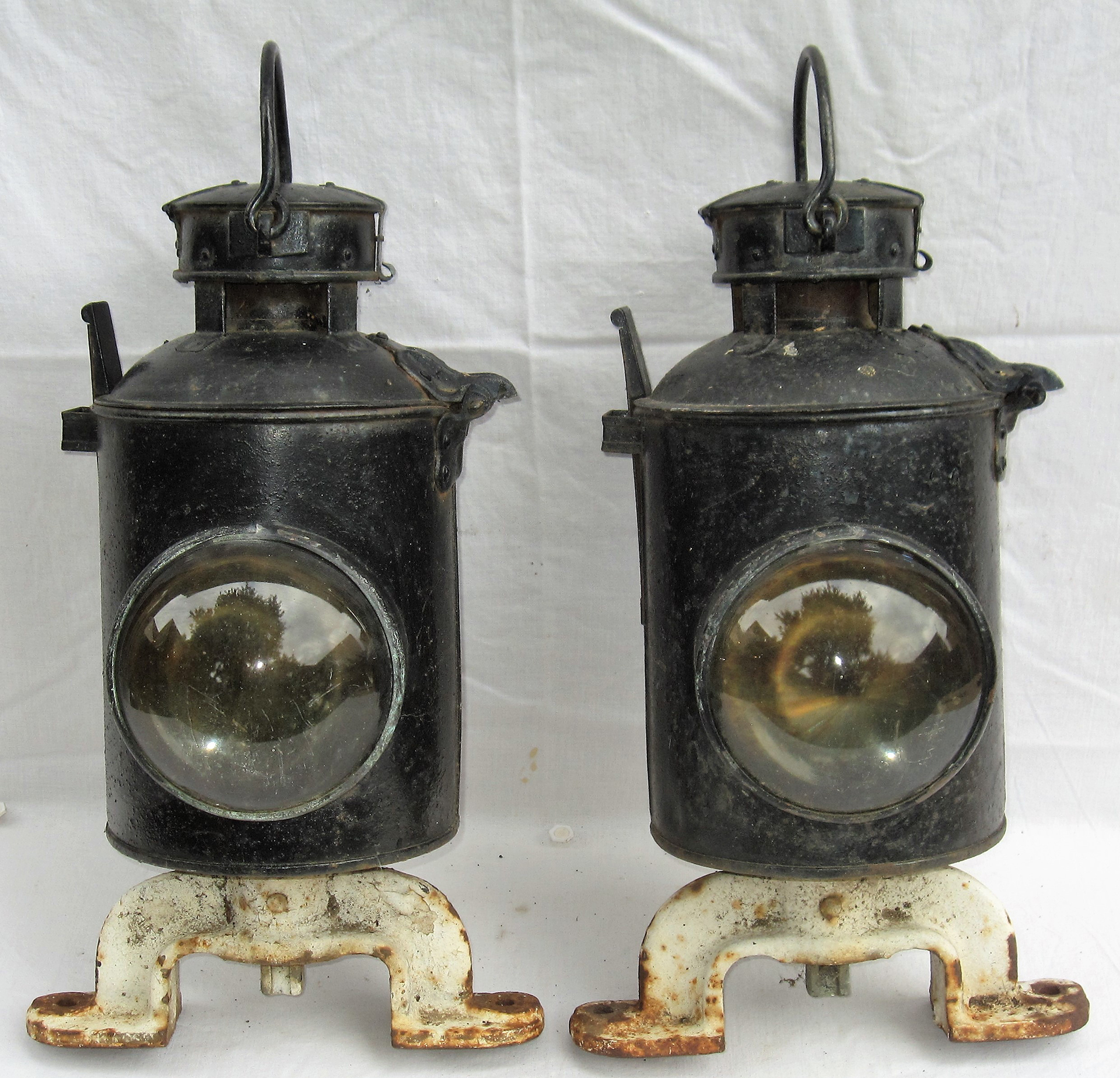 A pair of matching GWR/BR(W) Gate lamps mounted onto original brackets. No interiors.
